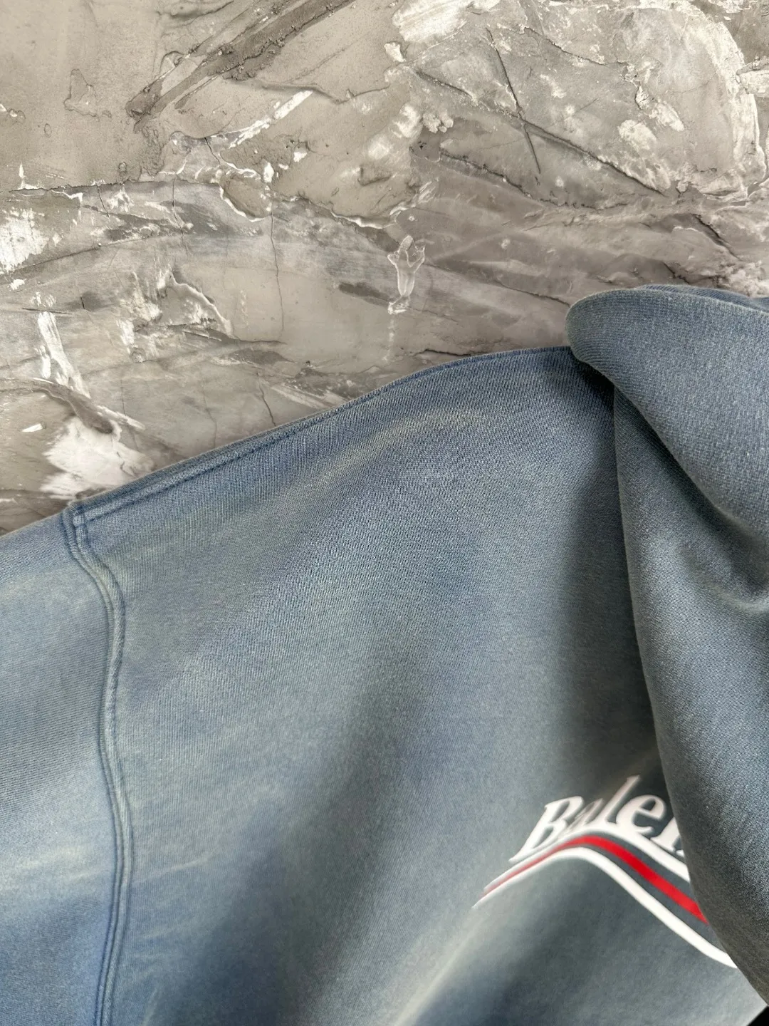 🅿️370 - BALENCI*GA Paris classic cola print split hooded long-sleeved sweatshirt. The front pattern is made of environmentally friendly imported rubber paddle split printing. The ready-to-wear is sprayed with horse wash to make it old. The letters are clear. The effect is three-dimensional. Exclusively woven and dyed 460g fabric. Threads are dyed in the same vat with zero color difference. Brick cabinet synchronization. Welcome to compare. Same style for men and women -Color: Wash purple Wash blue -SIZE: Xs S M L Style number 8968#