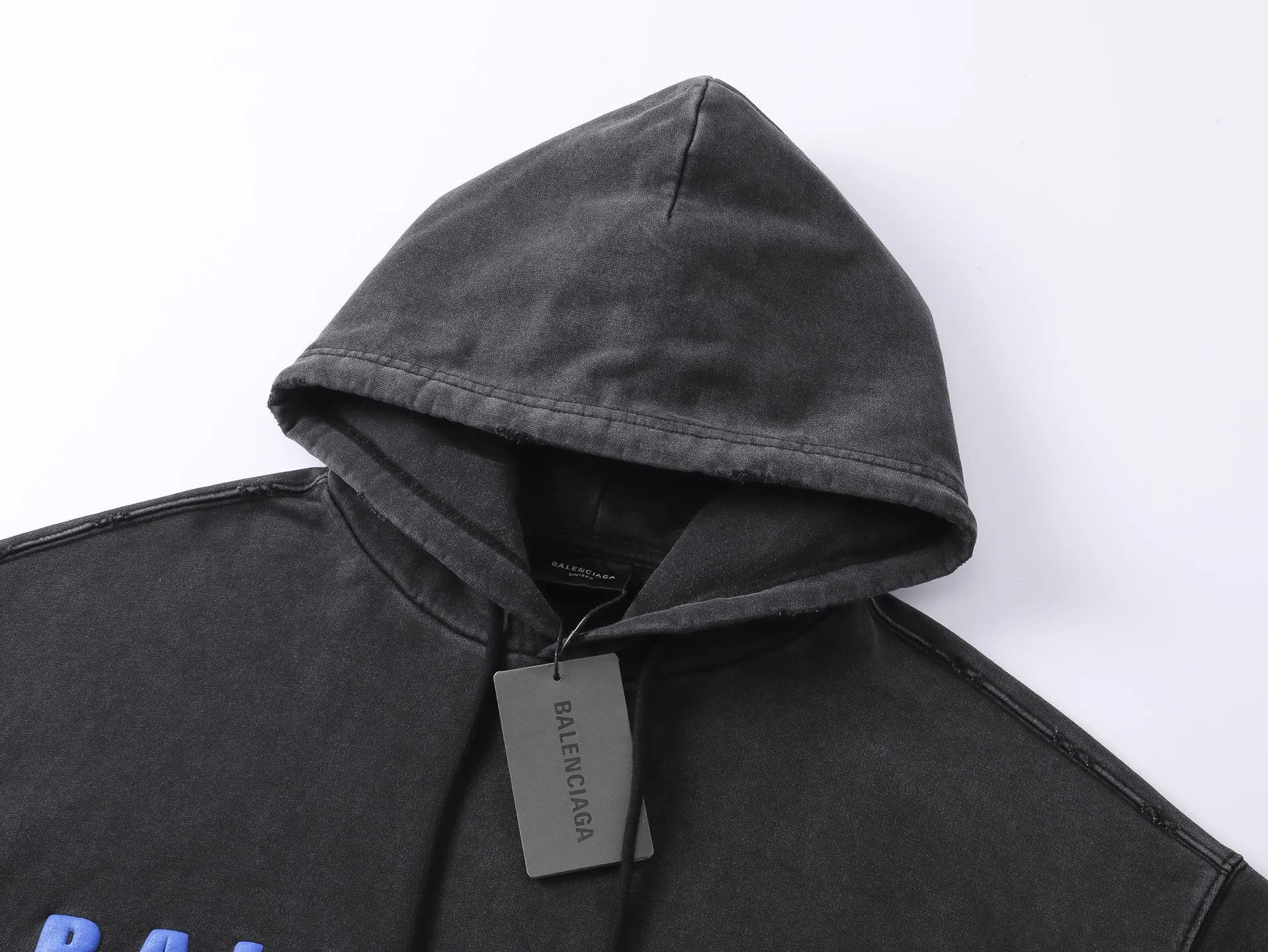 🅿️346 Detailed pictures [Top version. Official website quality] BALENCI*GA/Paris. 25ss latest model. Paris English color LOGO foam printed washed and worn hooded sweatshirt. The brick cabinet is synchronized. The fabric is made of Paris ZP custom-woven and dyed cotton sweatshirt, with a weight of 460 grams. The cloth surface is clean. The cloth pattern is clear, soft and comfortable, and the threads are dyed with no color difference. The classic pattern is foam printed using environmentally friendly imported materials, with clear letters and a strong three-dimensional feel. Restored brick cabinet. The garments were washed and aged, and polished by many hands. Produced by ultra-heavy craftsmanship, the market currency is very different, welcome to compare. The version adopts OS loose shoulder design. The same style for men and women. Code: BL259928 Color: Washed black, floral gray Size: XS S M L
