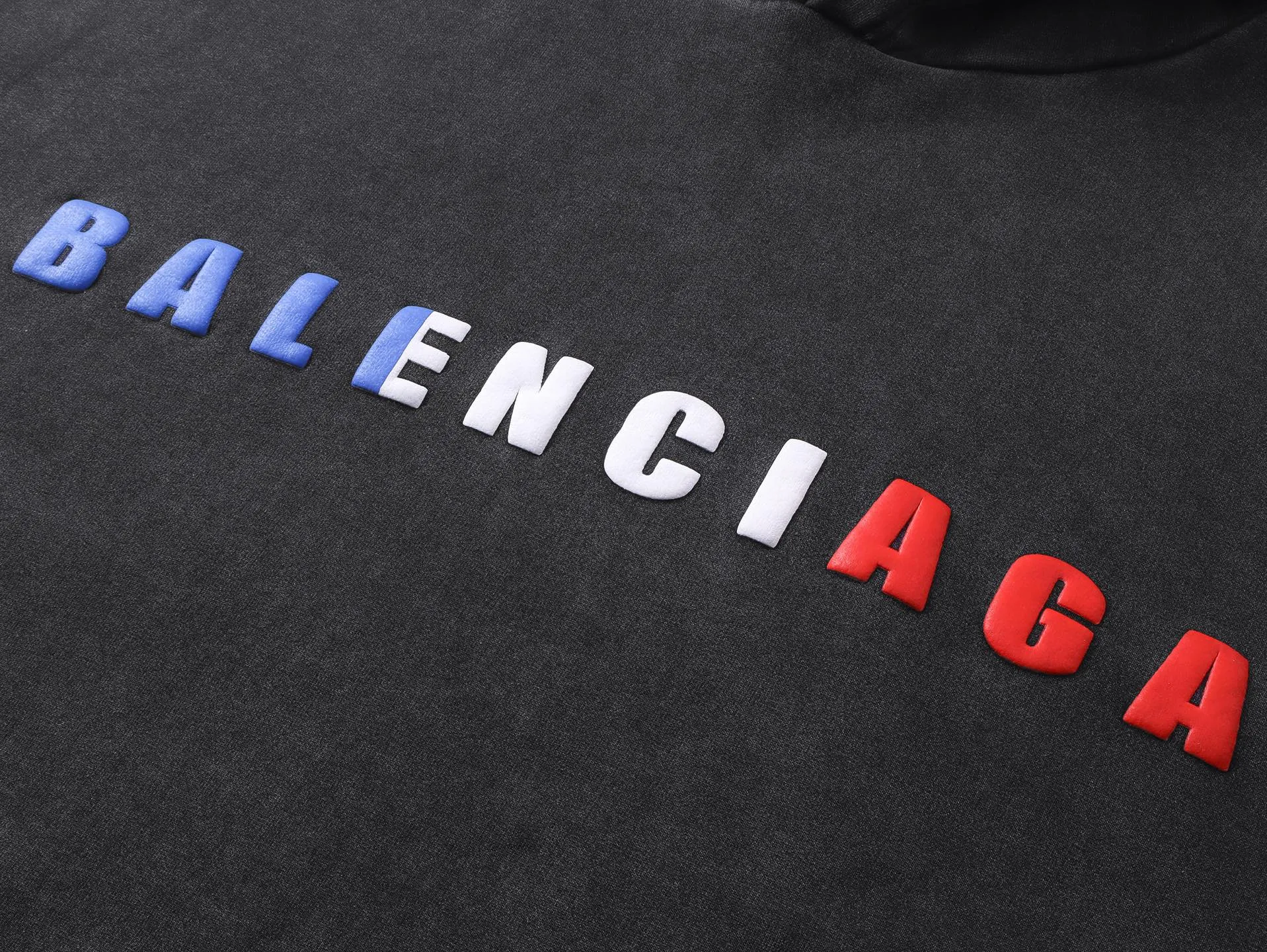🅿️346 Detailed pictures [Top version. Official website quality] BALENCI*GA/Paris. 25ss latest model. Paris English color LOGO foam printed washed and worn hooded sweatshirt. The brick cabinet is synchronized. The fabric is made of Paris ZP custom-woven and dyed cotton sweatshirt, with a weight of 460 grams. The cloth surface is clean. The cloth pattern is clear, soft and comfortable, and the threads are dyed with no color difference. The classic pattern is foam printed using environmentally friendly imported materials, with clear letters and a strong three-dimensional feel. Restored brick cabinet. The garments were washed and aged, and polished by many hands. Produced by ultra-heavy craftsmanship, the market currency is very different, welcome to compare. The version adopts OS loose shoulder design. The same style for men and women. Code: BL259928 Color: Washed black, floral gray Size: XS S M L