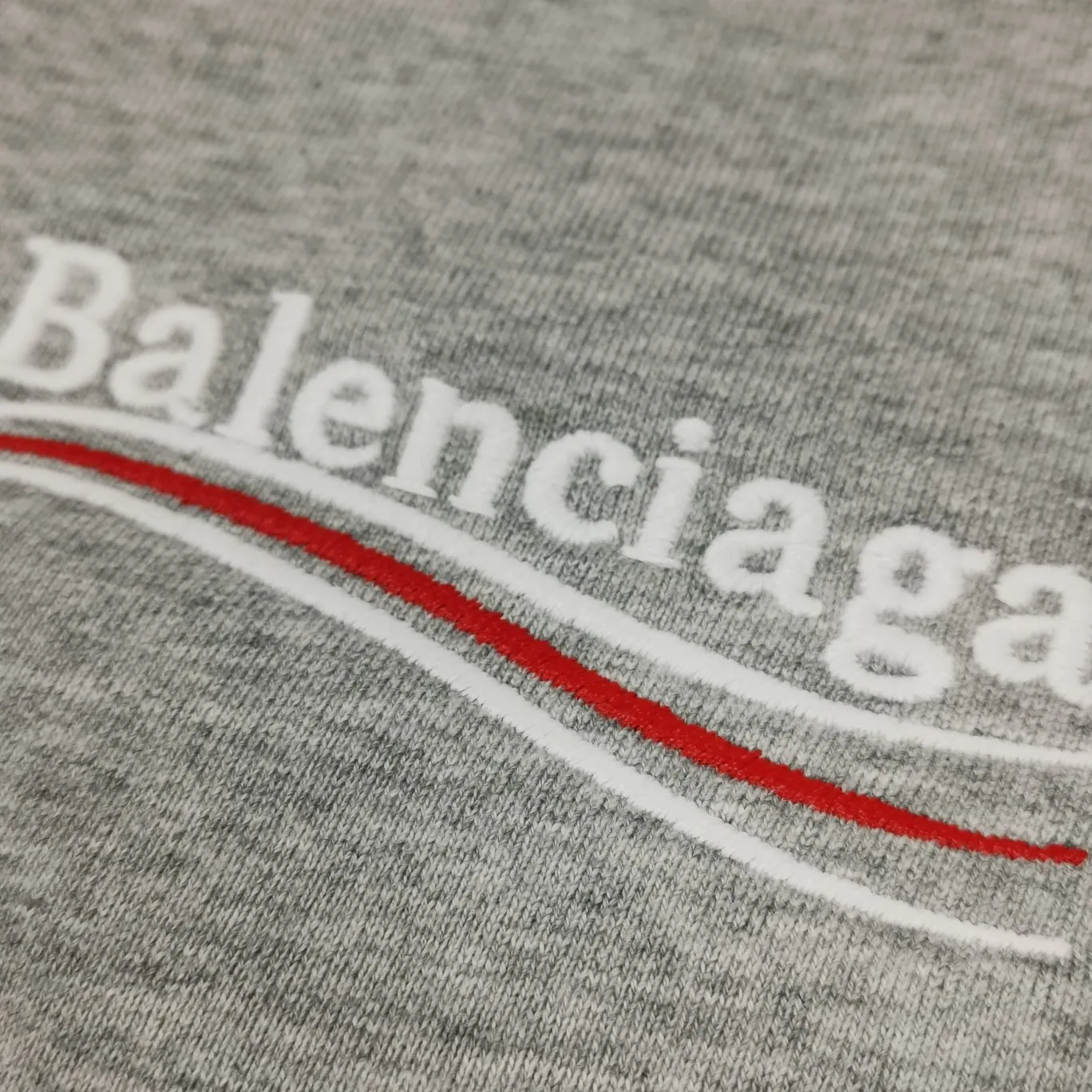 Additional details——Spring and autumn top-notch proven version of Balenciaga Classic Loose Unisex Pure Cotton Round Neck Sweatshirt for Men and Women. Custom-made fabrics and printed accessories are reproduced one-to-one. The fabric surface is treated with dust-free woolen craftsmanship, and the shoulder and chain seams are made of 0.8cm bundled strips inside. The special machine-edged double chain-wrapped thread-stitched pure cotton is here to explain why mine is dozens of yuan more expensive than others: 1. Each model is produced by the company. The details of the workmanship and fabrics are consistent with the original ones. There is no color difference between the ones at the counters. Guaranteed no color difference. Replicas are not scary. Whoever is fake is embarrassed. It’s not shameful to make a replica, it’s shameful if you can’t buy the correct version if you make a replica. All of my series can be found in all major places and will be absolutely stunning!  2. The fabric is made of 460 Paris special fabric. No one can make it better than mine. There is really no way to compare with the ordinary version on the market. Respect it. It is authentic and costs thousands of dollars. Don’t go for the quality of street stalls. 3. The workmanship has been restored in all aspects. The packaging has been restored in all aspects. 4. I guarantee here that this is the highest quality you can find. Size: XS-L Color: haze blue, navy blue, white P:370
