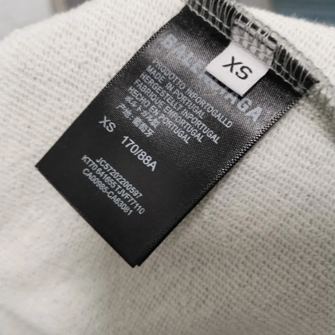 Additional details——Spring and autumn top-notch proven version of Balenciaga Classic Loose Unisex Pure Cotton Round Neck Sweatshirt for Men and Women. Custom-made fabrics and printed accessories are reproduced one-to-one. The fabric surface is treated with dust-free woolen craftsmanship, and the shoulder and chain seams are made of 0.8cm bundled strips inside. The special machine-edged double chain-wrapped thread-stitched pure cotton is here to explain why mine is dozens of yuan more expensive than others: 1. Each model is produced by the company. The details of the workmanship and fabrics are consistent with the original ones. There is no color difference between the ones at the counters. Guaranteed no color difference. Replicas are not scary. Whoever is fake is embarrassed. It’s not shameful to make a replica, it’s shameful if you can’t buy the correct version if you make a replica. All of my series can be found in all major places and will be absolutely stunning!  2. The fabric is made of 460 Paris special fabric. No one can make it better than mine. There is really no way to compare with the ordinary version on the market. Respect it. It is authentic and costs thousands of dollars. Don’t go for the quality of street stalls. 3. The workmanship has been restored in all aspects. The packaging has been restored in all aspects. 4. I guarantee here that this is the highest quality you can find. Size: XS-L Color: haze blue, navy blue, white P:370