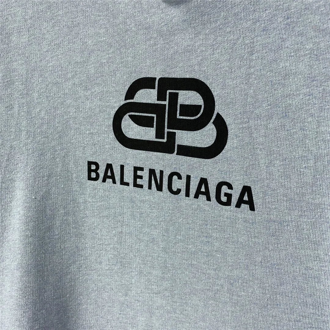 Top tested version Balenciaga BALENCIAGA haze blue lock print hooded sweatshirt [Top tested version] The only correct haze blue snowflake color on the entire network‼ ️Super white and high-end color... -Full set of 1:1 customized original accessories packaging (with logo Sydney paper + new moderator mark + washing + original hangtag) -The entire sweatshirt is made of 460 grams of pure cotton large terry, and the wet weight can reach 480 grams, full of thickness -Note ⚠️This year's Balenciaga hoodie uses embroidered phoenix eyes on the hood‼ ️Eliminating the previous hardware eyes, this is also a detail that distinguishes low-end versions on the market‼ ️The whole piece of clothing, hat rope, thread, and fabric are produced in the same vat with 0 color difference - imported elliptical machine printing is used. Each printing is neatly aligned and the overall printing has no edges. I make every piece of clothing with conscience and strive for excellence in every link. Just to sell a piece of clothing and retain a customer. Although our products are a little more expensive than others, the expensive money is kept in the clothes and is definitely not imported into my pocket.  Color: Haze Blue Size: XS-L P:430