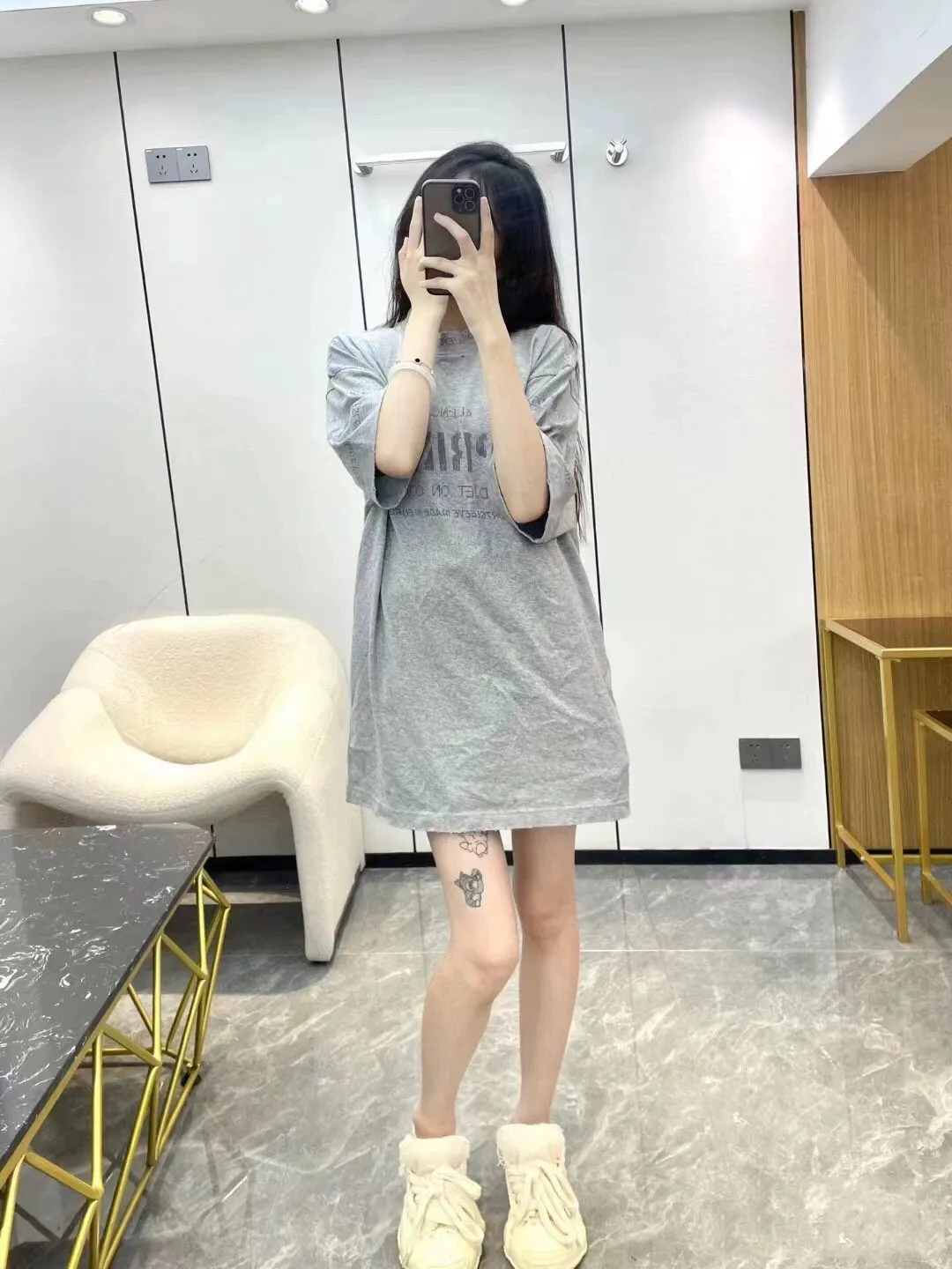 ♻️💯Upper body reference model picture❤️Top tested version Balenciaga 23SS pixel letter printed male and female couple celebrity short-sleeved T-shirt The fabric is made of 260g plain weave 32-count double-strand double yarn compact siro spinning imported "Fukuhara" brand circular knitting machine. Both sides are lint-free and dust-free. The surface of the fabric is clean, lint-free and dust-free. The 32-count thread double yarn is custom-woven and dyed in the same vat with the garment fabric to ensure no color difference. The printing process is relatively cumbersome. The base is reinforced with glue, which helps to consolidate the printing and contains penetrating color fastness. High strength, fully automatic elliptical heating integrated printing machine, foggy dot matrix effect, repeated modifications, good printing color fastness, resistant to washing water and not easy to crack, all pattern effects restored, printing with transparent bottom lines and no burrs, double-layer stitching on the back collar is firm and tight, double chain routing on the shoulders, tight hem tightening, full fabric drape, consistent pattern alignment, custom-numbered washing, and only present every detail to customers Sixe：XS S M L P:260