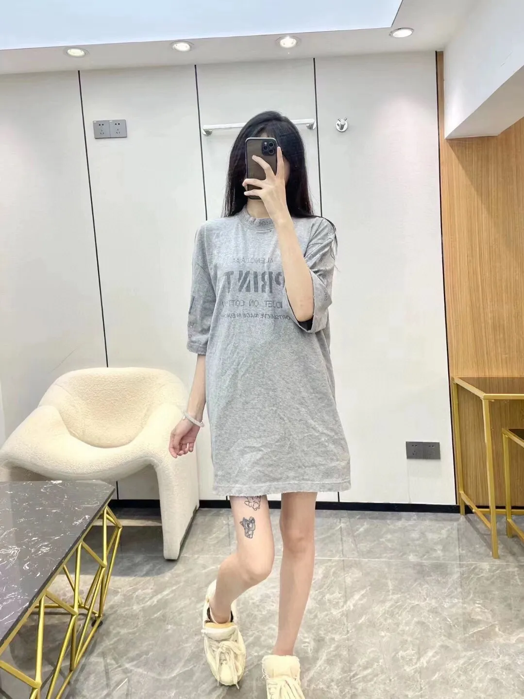 ♻️💯Upper body reference model picture❤️Top tested version Balenciaga 23SS pixel letter printed male and female couple celebrity short-sleeved T-shirt The fabric is made of 260g plain weave 32-count double-strand double yarn compact siro spinning imported "Fukuhara" brand circular knitting machine. Both sides are lint-free and dust-free. The surface of the fabric is clean, lint-free and dust-free. The 32-count thread double yarn is custom-woven and dyed in the same vat with the garment fabric to ensure no color difference. The printing process is relatively cumbersome. The base is reinforced with glue, which helps to consolidate the printing and contains penetrating color fastness. High strength, fully automatic elliptical heating integrated printing machine, foggy dot matrix effect, repeated modifications, good printing color fastness, resistant to washing water and not easy to crack, all pattern effects restored, printing with transparent bottom lines and no burrs, double-layer stitching on the back collar is firm and tight, double chain routing on the shoulders, tight hem tightening, full fabric drape, consistent pattern alignment, custom-numbered washing, and only present every detail to customers Sixe：XS S M L P:260