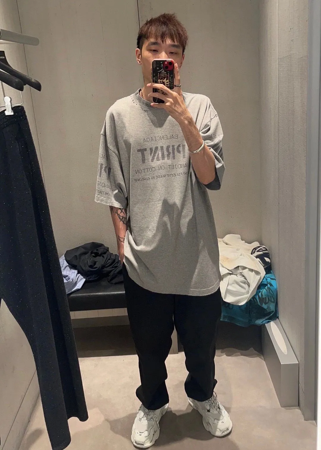 ♻️💯Upper body reference model picture❤️Top tested version Balenciaga 23SS pixel letter printed male and female couple celebrity short-sleeved T-shirt The fabric is made of 260g plain weave 32-count double-strand double yarn compact siro spinning imported "Fukuhara" brand circular knitting machine. Both sides are lint-free and dust-free. The surface of the fabric is clean, lint-free and dust-free. The 32-count thread double yarn is custom-woven and dyed in the same vat with the garment fabric to ensure no color difference. The printing process is relatively cumbersome. The base is reinforced with glue, which helps to consolidate the printing and contains penetrating color fastness. High strength, fully automatic elliptical heating integrated printing machine, foggy dot matrix effect, repeated modifications, good printing color fastness, resistant to washing water and not easy to crack, all pattern effects restored, printing with transparent bottom lines and no burrs, double-layer stitching on the back collar is firm and tight, double chain routing on the shoulders, tight hem tightening, full fabric drape, consistent pattern alignment, custom-numbered washing, and only present every detail to customers Sixe：XS S M L P:260