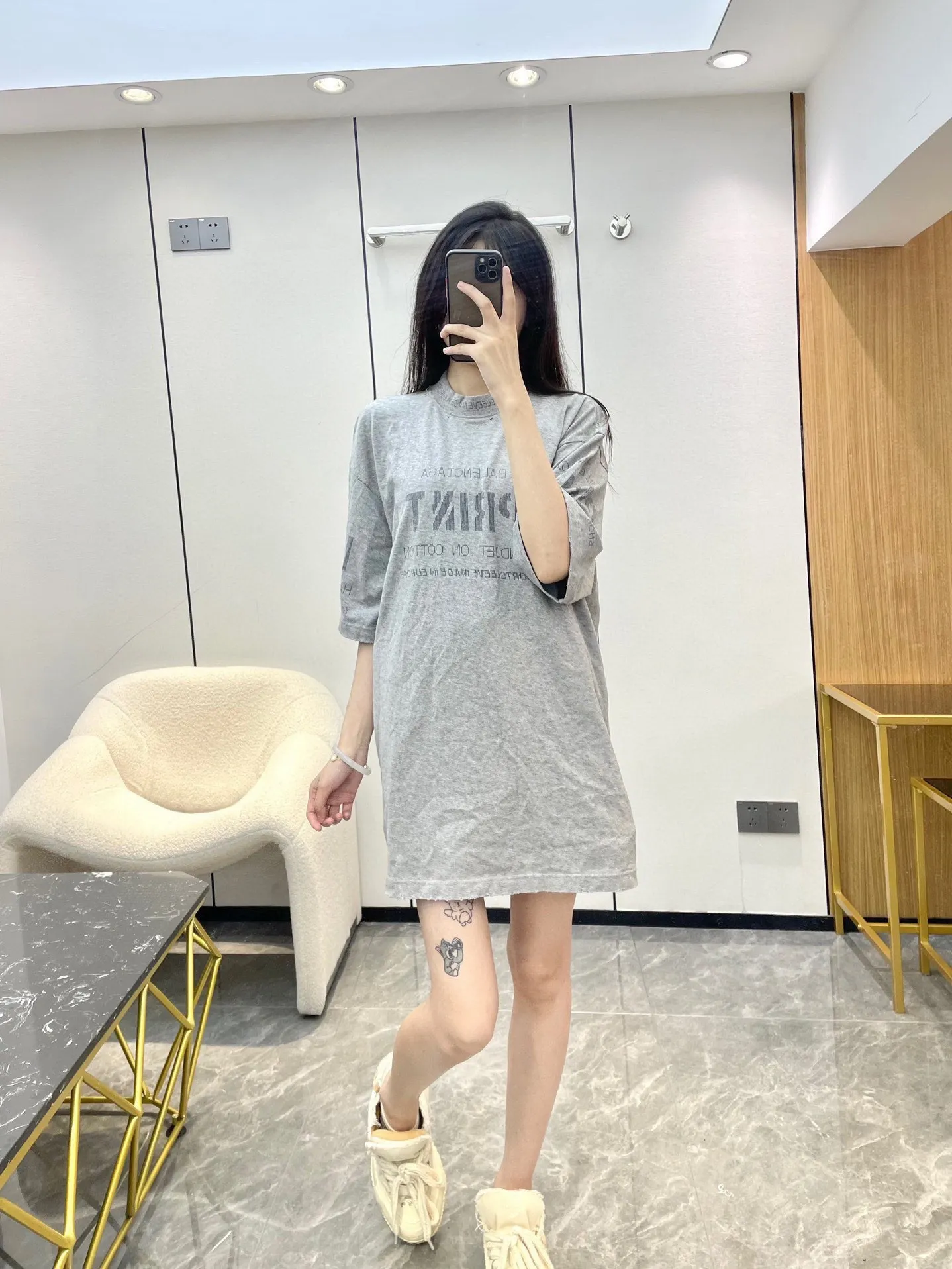 ♻️💯Upper body reference model picture❤️Top tested version Balenciaga 23SS pixel letter printed male and female couple celebrity short-sleeved T-shirt The fabric is made of 260g plain weave 32-count double-strand double yarn compact siro spinning imported "Fukuhara" brand circular knitting machine. Both sides are lint-free and dust-free. The surface of the fabric is clean, lint-free and dust-free. The 32-count thread double yarn is custom-woven and dyed in the same vat with the garment fabric to ensure no color difference. The printing process is relatively cumbersome. The base is reinforced with glue, which helps to consolidate the printing and contains penetrating color fastness. High strength, fully automatic elliptical heating integrated printing machine, foggy dot matrix effect, repeated modifications, good printing color fastness, resistant to washing water and not easy to crack, all pattern effects restored, printing with transparent bottom lines and no burrs, double-layer stitching on the back collar is firm and tight, double chain routing on the shoulders, tight hem tightening, full fabric drape, consistent pattern alignment, custom-numbered washing, and only present every detail to customers Sixe：XS S M L P:260