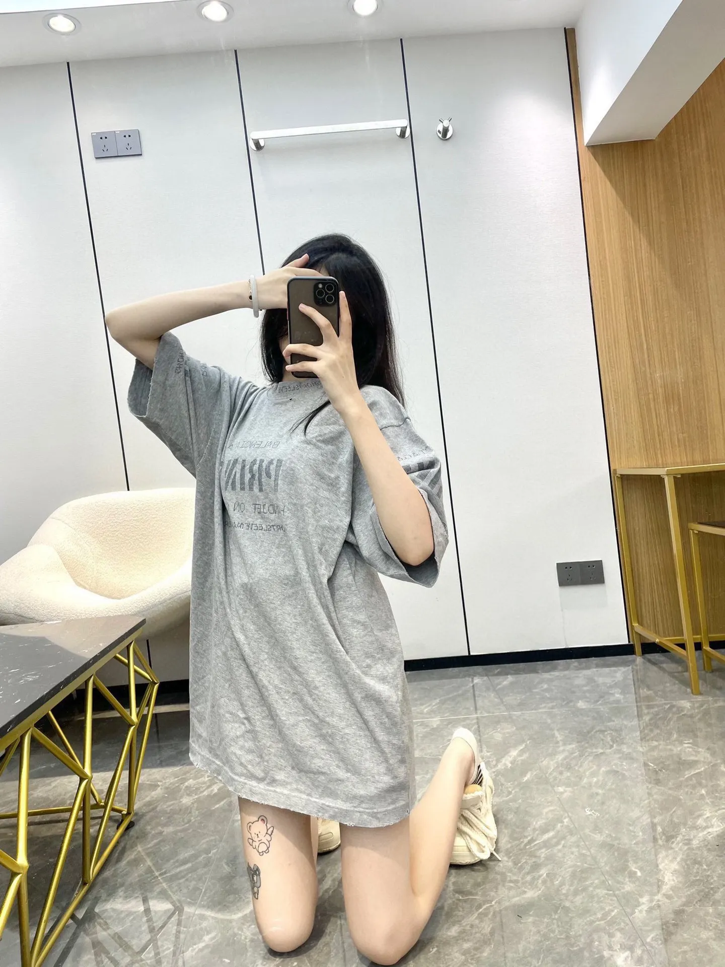 ♻️💯Upper body reference model picture❤️Top tested version Balenciaga 23SS pixel letter printed male and female couple celebrity short-sleeved T-shirt The fabric is made of 260g plain weave 32-count double-strand double yarn compact siro spinning imported "Fukuhara" brand circular knitting machine. Both sides are lint-free and dust-free. The surface of the fabric is clean, lint-free and dust-free. The 32-count thread double yarn is custom-woven and dyed in the same vat with the garment fabric to ensure no color difference. The printing process is relatively cumbersome. The base is reinforced with glue, which helps to consolidate the printing and contains penetrating color fastness. High strength, fully automatic elliptical heating integrated printing machine, foggy dot matrix effect, repeated modifications, good printing color fastness, resistant to washing water and not easy to crack, all pattern effects restored, printing with transparent bottom lines and no burrs, double-layer stitching on the back collar is firm and tight, double chain routing on the shoulders, tight hem tightening, full fabric drape, consistent pattern alignment, custom-numbered washing, and only present every detail to customers Sixe：XS S M L P:260