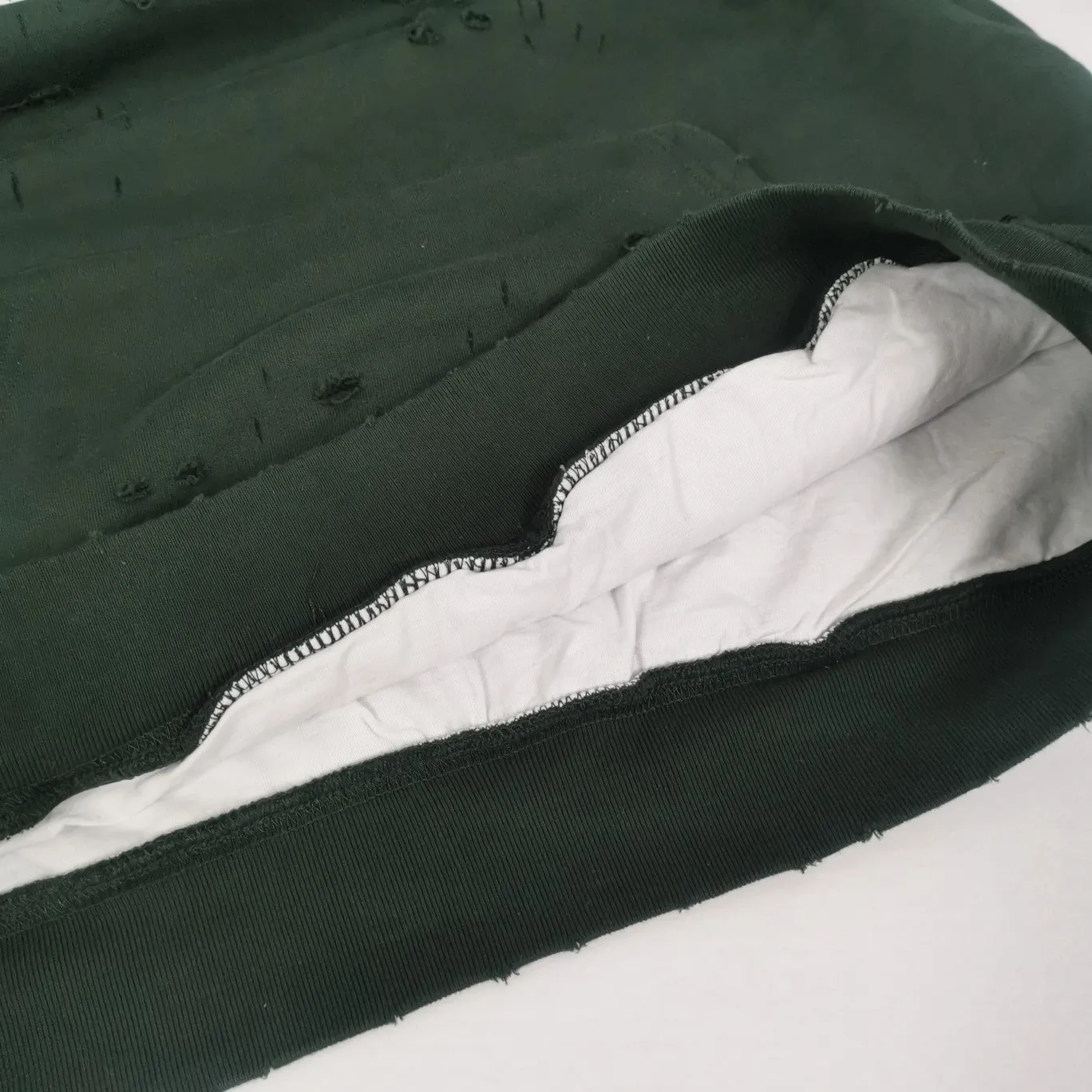 The top tested version of BALENCIAGA's Basic Cracked Sweatshirts and Hoodies for Male and Female Couples Stars can be said to be the most popular item among all the popular items. It has become popular on major self-media e-commerce platforms such as Xiaohongshu and Dewu. Heavy industrial craftsmanship tests the skills of lathes and printing techniques. Huge cost! Fabric: The outer fabric is made of 460g pure cotton fish scale terry fabric + the inner liner is 260g combed cotton. The weight of the ready-made garment exceeds 1kg, which can ❗️100%❗️ restore the drape of zp. The cost of fabric is over one hundred yuan. Washing process: After making the garment, the holes are polished by hand, and then washed to make it look old. The process is extremely complicated! There are more than 200 holes in the entire dress. The collar, cuffs, and hem are torn by hand (with pliers) rather than frayed. This is a more important detail.  Thread: dyed in the same vat with no color difference. Printing: made of special cracked material to achieve the ultimate in breathability and aesthetics! Just like the patterns on a turtle’s back, each one is different!  Accessories: Complete set of customized accessories + Sydney paper Size: XS-L (maximum wear: 230 catties) Color: blue black white purple red cyan P: 570