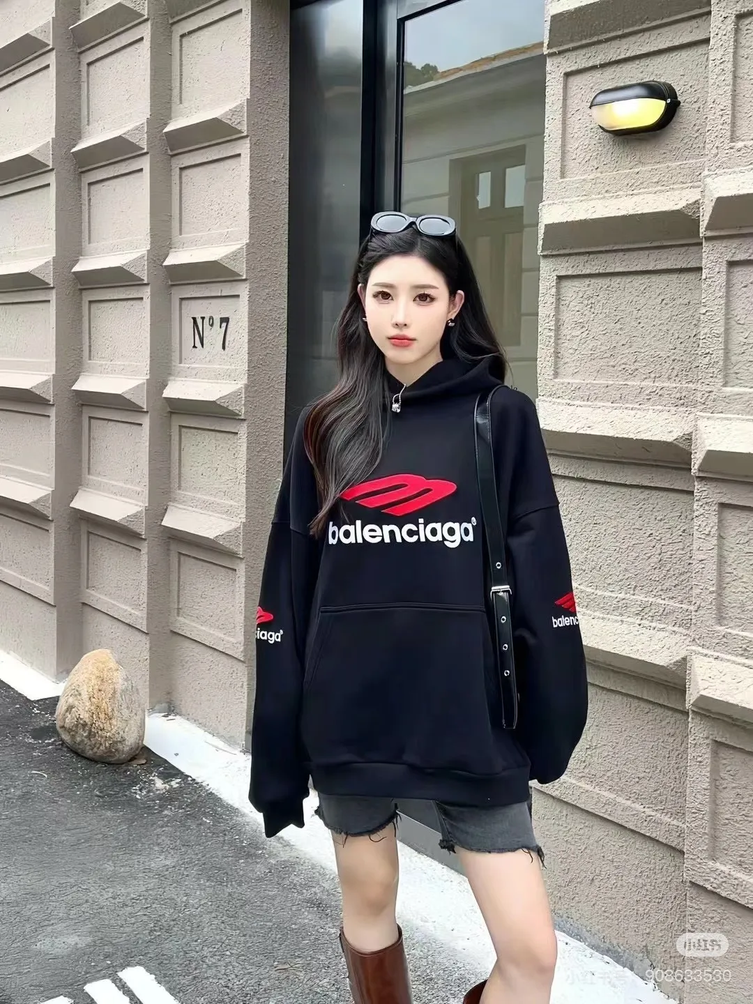 🎀Hot model pictures🎀【New arrival】BALENCIAGA/Large 3m embroidered hooded sweatshirt. The embroidery distinguishes Tajima's machine which uses 90,000 stitches of embroidery. It is full of details. It is really hard to restore the authentic details. The fabric is made of 480g pure cotton David sweater. It is full of thickness. Thousand-needle embroidery process. Threads, cuffs and hems are all three standards for large products. Comparison is welcome. The version adopts OS loose shoulder design. Same style for men and women. Color: Black White Size: XS-L P:490