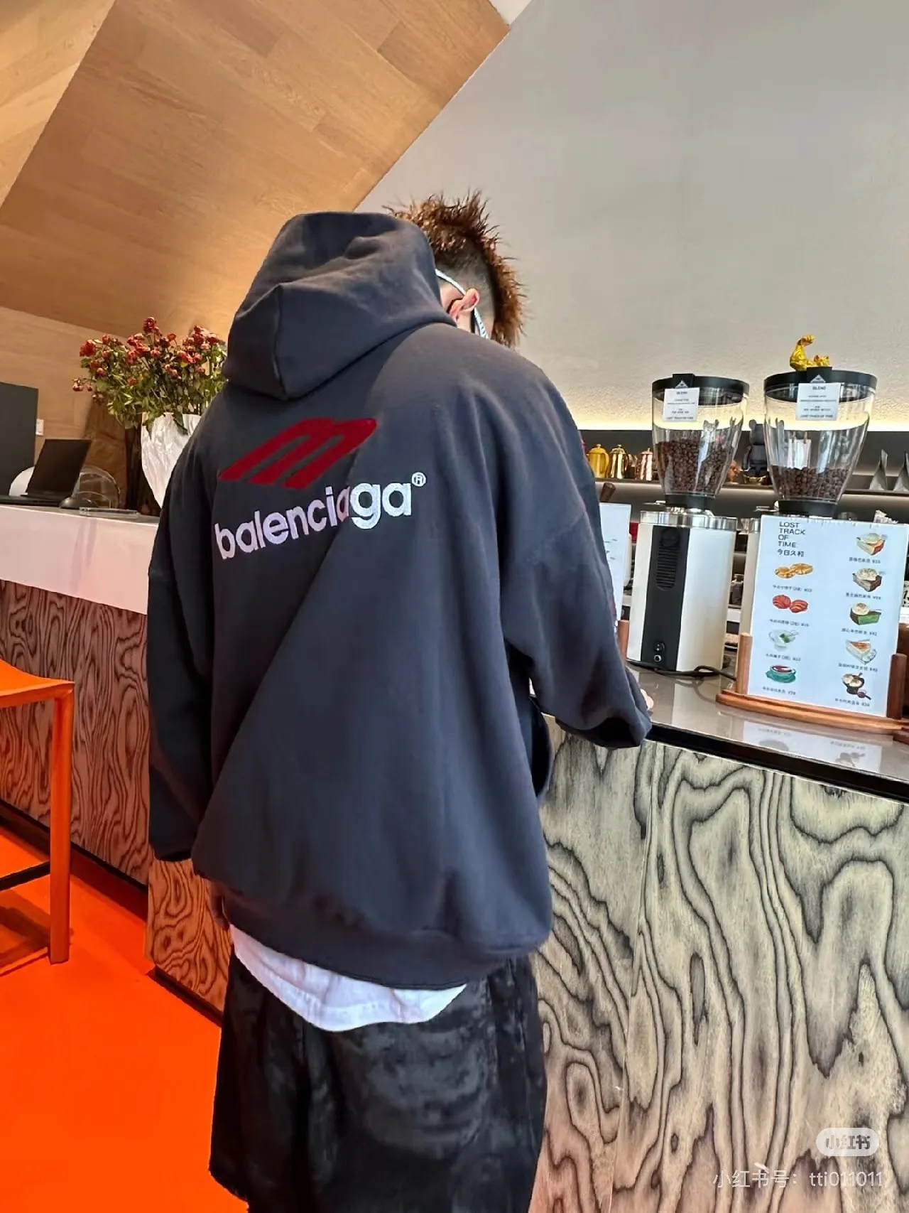 🎀Hot model pictures🎀【New arrival】BALENCIAGA/Large 3m embroidered hooded sweatshirt. The embroidery distinguishes Tajima's machine which uses 90,000 stitches of embroidery. It is full of details. It is really hard to restore the authentic details. The fabric is made of 480g pure cotton David sweater. It is full of thickness. Thousand-needle embroidery process. Threads, cuffs and hems are all three standards for large products. Comparison is welcome. The version adopts OS loose shoulder design. Same style for men and women. Color: Black White Size: XS-L P:490