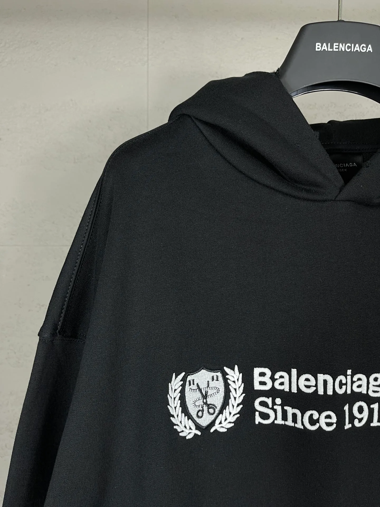 🅿️310 real photos [Top version. Official website quality] BALENCI*GA/Paris. 2024 new model. Wheat ear embroidery on the front. Ready-to-wear frayed and distressed hooded sweater. Brick cabinet synchronization. Genuine product developed at the first time, please print and compare! The fabric is made of Paris ZP custom-woven and dyed cotton terry sweatshirt. Weighing 460 grams, the cloth surface is clean. The cloth pattern is clear, soft and comfortable. The threads are dyed with no color difference. The embroidery uses imported Tajima embroidery machines. The letters are clear and the effect is three-dimensional. The entire garment is worn and distressed. The version adopts OS loose shoulder design. Same style for men and women. Code: BL238903 Color: Black Size: XS. S. M. L