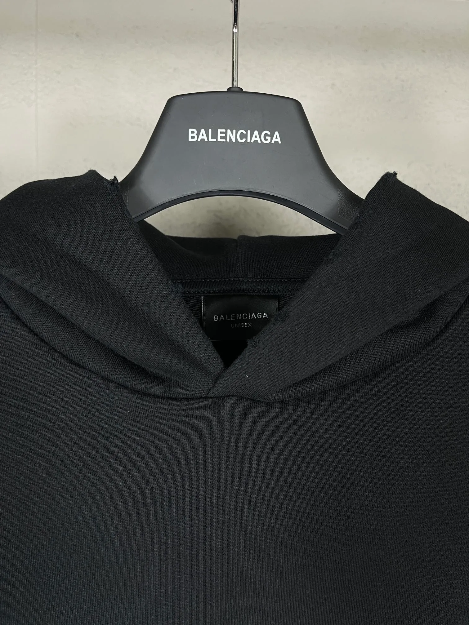🅿️310 real photos [Top version. Official website quality] BALENCI*GA/Paris. 2024 new model. Wheat ear embroidery on the front. Ready-to-wear frayed and distressed hooded sweater. Brick cabinet synchronization. Genuine product developed at the first time, please print and compare! The fabric is made of Paris ZP custom-woven and dyed cotton terry sweatshirt. Weighing 460 grams, the cloth surface is clean. The cloth pattern is clear, soft and comfortable. The threads are dyed with no color difference. The embroidery uses imported Tajima embroidery machines. The letters are clear and the effect is three-dimensional. The entire garment is worn and distressed. The version adopts OS loose shoulder design. Same style for men and women. Code: BL238903 Color: Black Size: XS. S. M. L