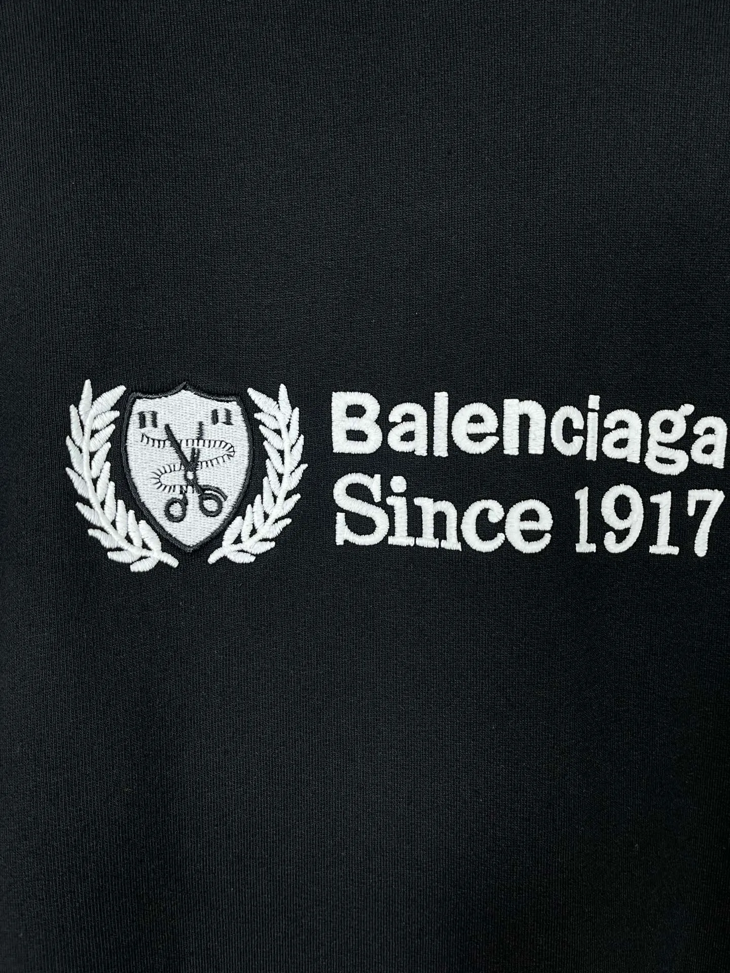 🅿️310 real photos [Top version. Official website quality] BALENCI*GA/Paris. 2024 new model. Wheat ear embroidery on the front. Ready-to-wear frayed and distressed hooded sweater. Brick cabinet synchronization. Genuine product developed at the first time, please print and compare! The fabric is made of Paris ZP custom-woven and dyed cotton terry sweatshirt. Weighing 460 grams, the cloth surface is clean. The cloth pattern is clear, soft and comfortable. The threads are dyed with no color difference. The embroidery uses imported Tajima embroidery machines. The letters are clear and the effect is three-dimensional. The entire garment is worn and distressed. The version adopts OS loose shoulder design. Same style for men and women. Code: BL238903 Color: Black Size: XS. S. M. L