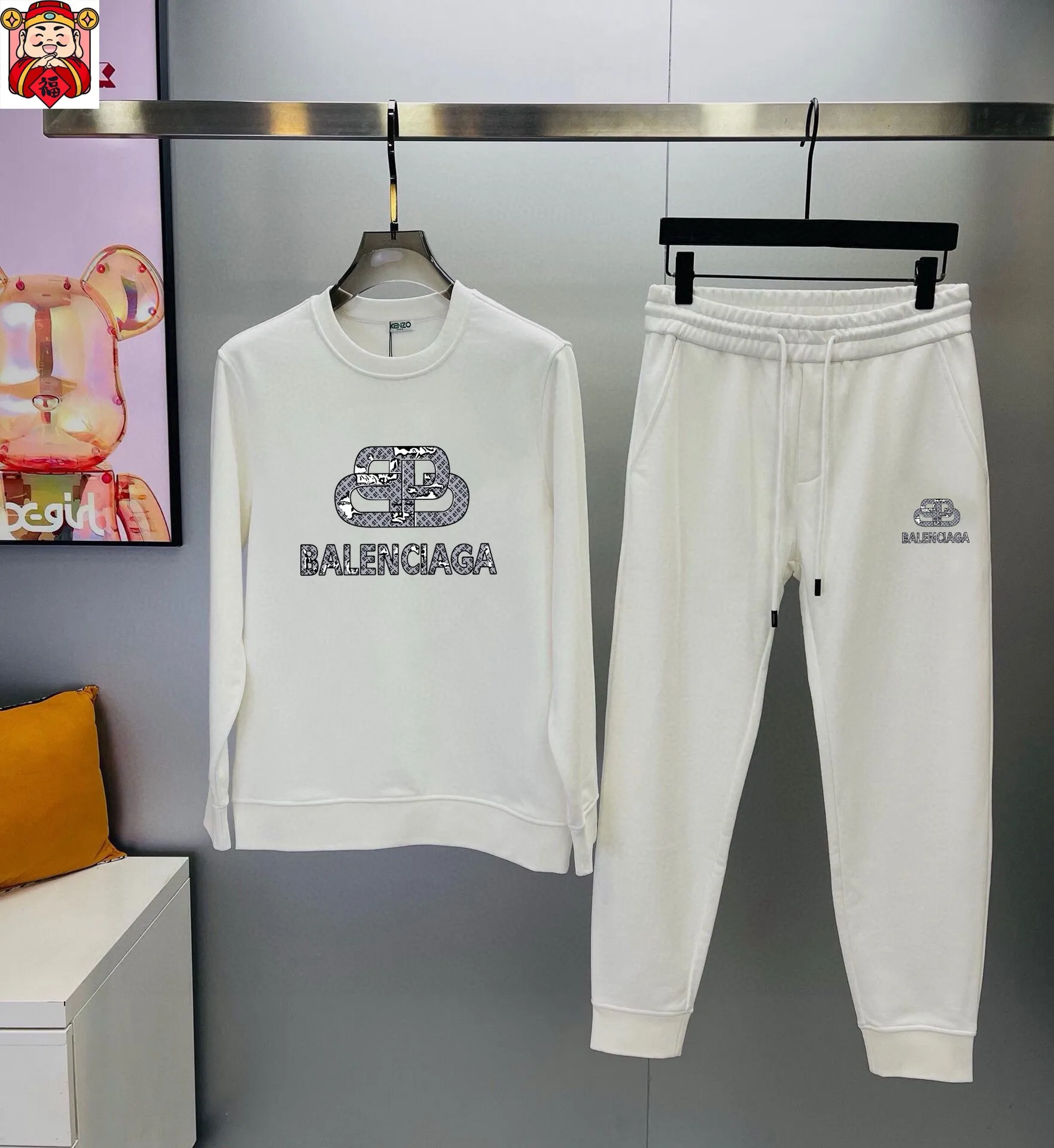 🅿️380 [BALENCIAGA] (Gospel for Fatty) hot-selling suit is coming. Focus on the original version of the official website. 2025 new hot-selling sweatshirt suit. The original order is the best. 🇭🇰The meticulous work of top designers. It has a fitting and perfect upper body effect. 100% natural high-quality Roman cotton, close-fitting comfort, noble and elegant! Original hardware embodies elegance and nobility! Counter size: M-5XL (maximum wear up to 220 pounds)