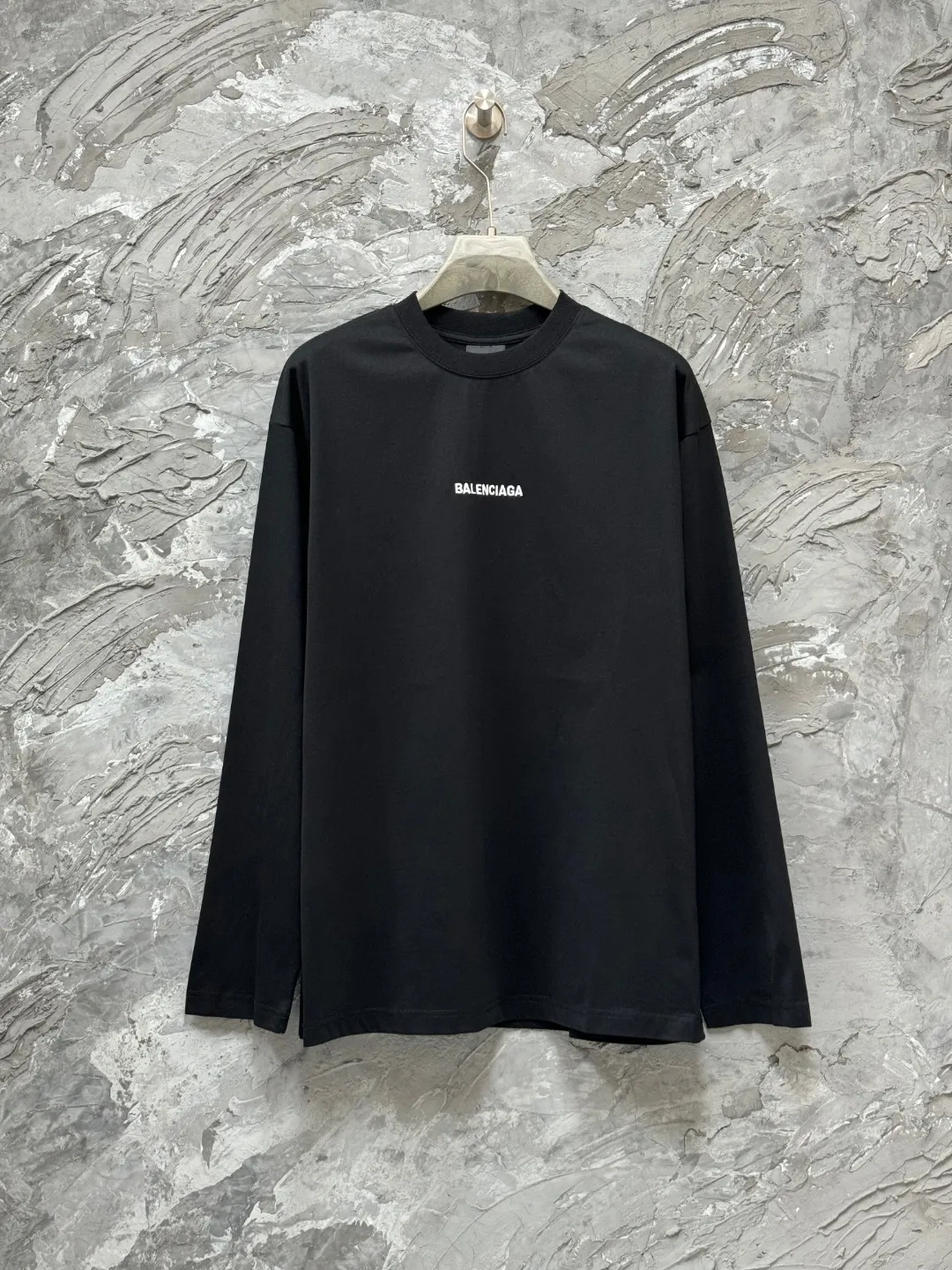 🅿️250 BALENCI*GA Paris classic letter embroidery long-sleeved T-shirt. The classic letters on the front and back are embroidered with imported Tajima embroidery machines. Restored brick cabinets. Exclusively woven and dyed 280g fabric. Threads are dyed in the same vat with zero color difference. The version adopts OS loose shoulder version. Welcome to compare. Same style for men and women -Color: black white smoke gray -SIZE: Xs S M L style number 8646#