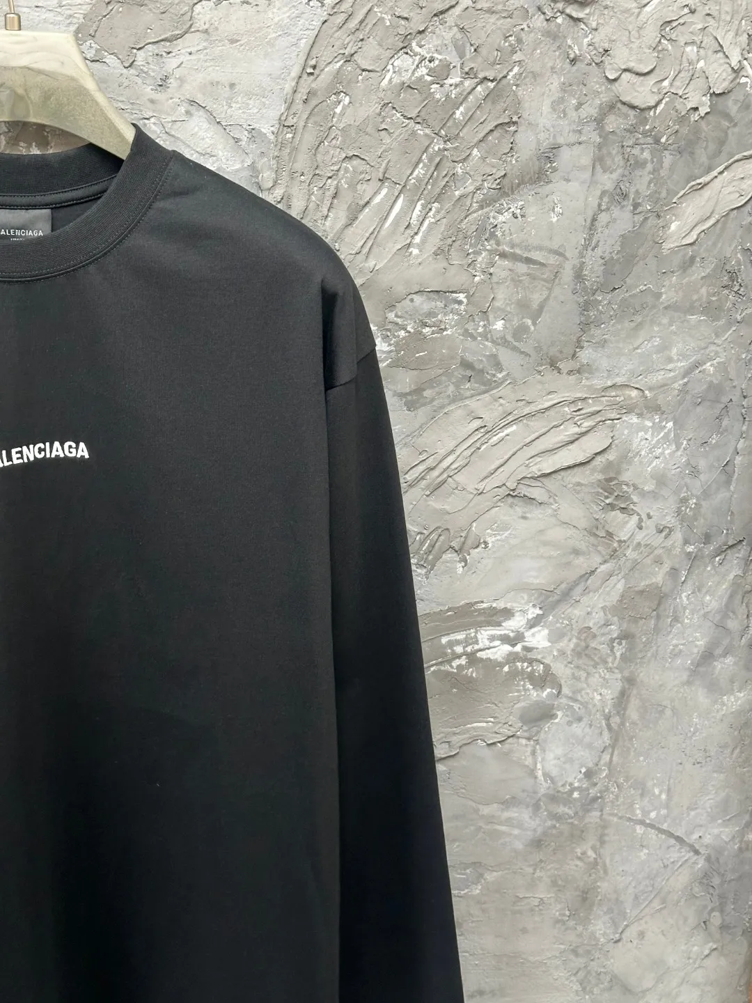 🅿️250 BALENCI*GA Paris classic letter embroidery long-sleeved T-shirt. The classic letters on the front and back are embroidered with imported Tajima embroidery machines. Restored brick cabinets. Exclusively woven and dyed 280g fabric. Threads are dyed in the same vat with zero color difference. The version adopts OS loose shoulder version. Welcome to compare. Same style for men and women -Color: black white smoke gray -SIZE: Xs S M L style number 8646#