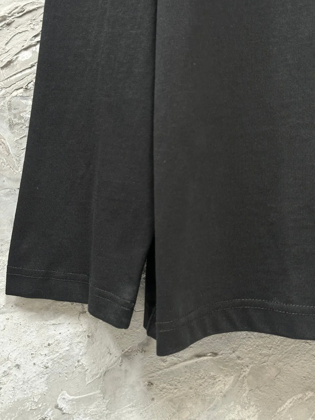 🅿️250 BALENCI*GA Paris classic letter embroidery long-sleeved T-shirt. The classic letters on the front and back are embroidered with imported Tajima embroidery machines. Restored brick cabinets. Exclusively woven and dyed 280g fabric. Threads are dyed in the same vat with zero color difference. The version adopts OS loose shoulder version. Welcome to compare. Same style for men and women -Color: black white smoke gray -SIZE: Xs S M L style number 8646#