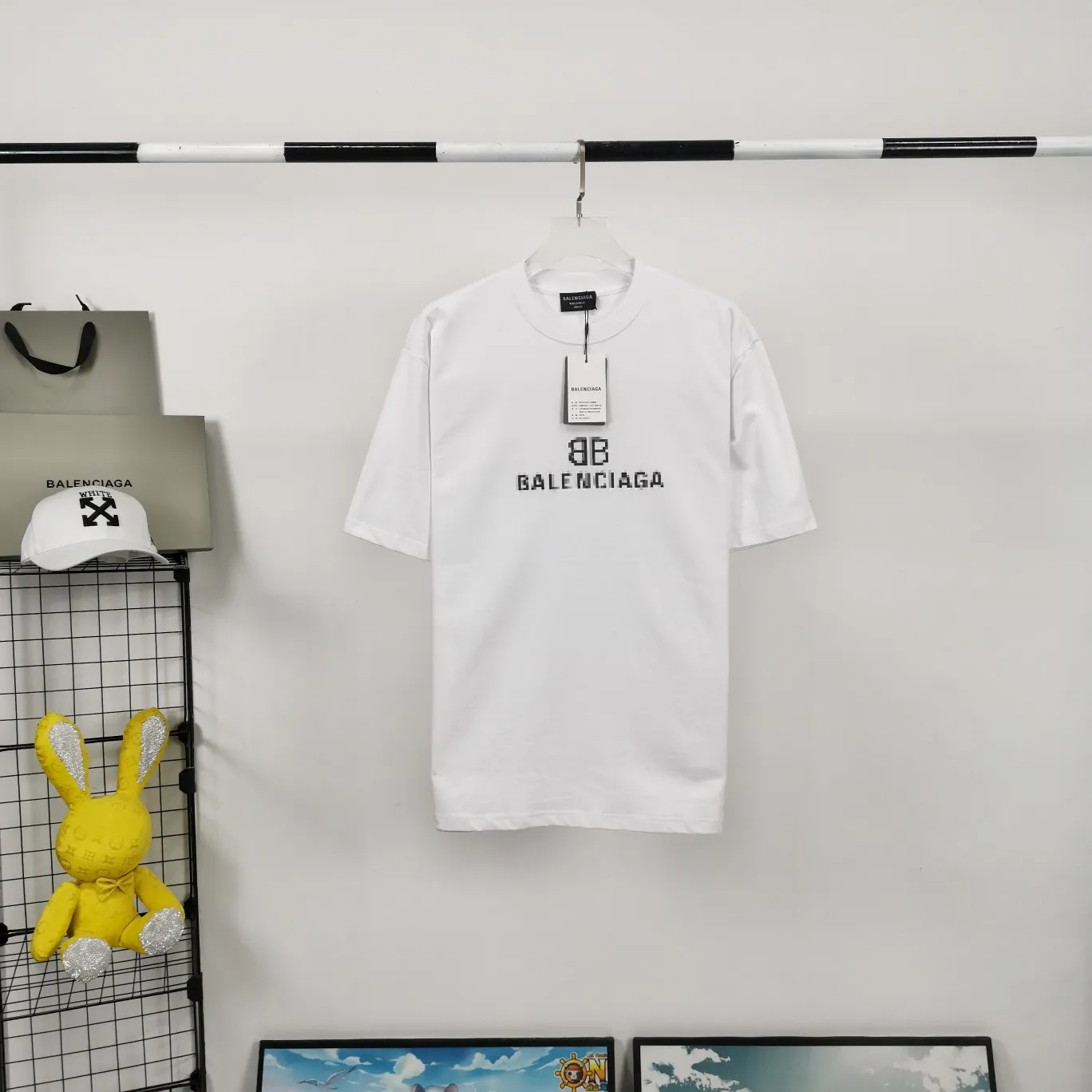 [New arrival] The top tested version of BALENCIAGA 22S early spring new fashion hole phantom mosaic blurred letters loose cotton short-sleeved T-shirt for men and women couples. The fabric is made of 32s 260g combed cotton fabric. The fabric density is extremely high. The chest is printed with digital direct injection, which has a dizzy effect of fuzzy mathematical patterns. It restores the hazy gradient phantom printing of the English "Balenciaga" on the chest without any difference. The intercalated gray is a yarn-dyed fabric, and the yarn is dyed first and then woven. Feel free to compare.  Color: Black White Size: XS-L P: 250
