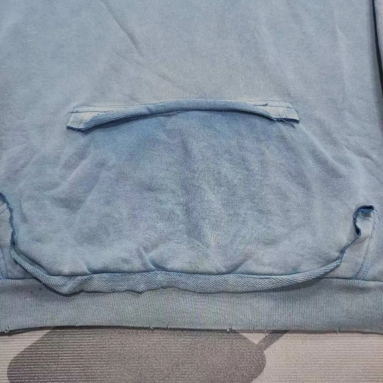 The top proven version of Balenciaga 23SS haze blue masking paper printed letters double-sided logo hooded loose hooded sweatshirt. This hoodie has a very interesting and cute design. The kangaroo pocket on the front of the large body is a reverse-cut design. The double side pockets are hollowed out, which actually deceives your vision when viewed from the front. The real pockets are sewn on the terry bottom on the reverse side. It is time-consuming and labor-intensive, but it is the core theme of the entire hoodie that cannot be ignored. In the same detail, the double side pockets are hemmed and stitched. And processed with holes; 480g heavy-weight pure cotton fabric with fine small terry bottom. After heavy mud dyeing and washing, the fabric still has a thick foundation and is comfortable and soft. The front and back double-sided textured paper transfer LOGO, and the front and back printing colors are different. The loose and large drop shoulder design is unisex. This style is also very suitable for girls to match. It is easy to create a lazy and casual street feel of the United States and France. Many holes are processed by hand grinding wheels on the body. Traces of muddying can be seen on the neckline, shoulder line, and side cuff splicing, but the visual effect transition is natural and soft without any sense of dirt. The old effect of the entire hoodie is excellent. The cuff threads are custom-woven in color; the packaging is washed and customized. The new gray silver letter main logo. The dropped shoulder model does not include shoulder width. The version is Kanye’s American style. Short and wide street casual version. From short sleeves to sweaters, this style is definitely not to be missed. Color: mud-dyed custom-woven navy Size: XS-S-M (Can be worn by both men and women, OS is loose and dropped on the shoulders) P:510