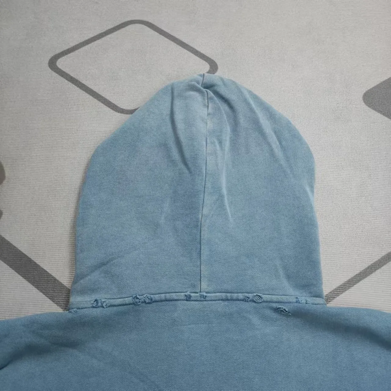 The top proven version of Balenciaga 23SS haze blue masking paper printed letters double-sided logo hooded loose hooded sweatshirt. This hoodie has a very interesting and cute design. The kangaroo pocket on the front of the large body is a reverse-cut design. The double side pockets are hollowed out, which actually deceives your vision when viewed from the front. The real pockets are sewn on the terry bottom on the reverse side. It is time-consuming and labor-intensive, but it is the core theme of the entire hoodie that cannot be ignored. In the same detail, the double side pockets are hemmed and stitched. And processed with holes; 480g heavy-weight pure cotton fabric with fine small terry bottom. After heavy mud dyeing and washing, the fabric still has a thick foundation and is comfortable and soft. The front and back double-sided textured paper transfer LOGO, and the front and back printing colors are different. The loose and large drop shoulder design is unisex. This style is also very suitable for girls to match. It is easy to create a lazy and casual street feel of the United States and France. Many holes are processed by hand grinding wheels on the body. Traces of muddying can be seen on the neckline, shoulder line, and side cuff splicing, but the visual effect transition is natural and soft without any sense of dirt. The old effect of the entire hoodie is excellent. The cuff threads are custom-woven in color; the packaging is washed and customized. The new gray silver letter main logo. The dropped shoulder model does not include shoulder width. The version is Kanye’s American style. Short and wide street casual version. From short sleeves to sweaters, this style is definitely not to be missed. Color: mud-dyed custom-woven navy Size: XS-S-M (Can be worn by both men and women, OS is loose and dropped on the shoulders) P:510