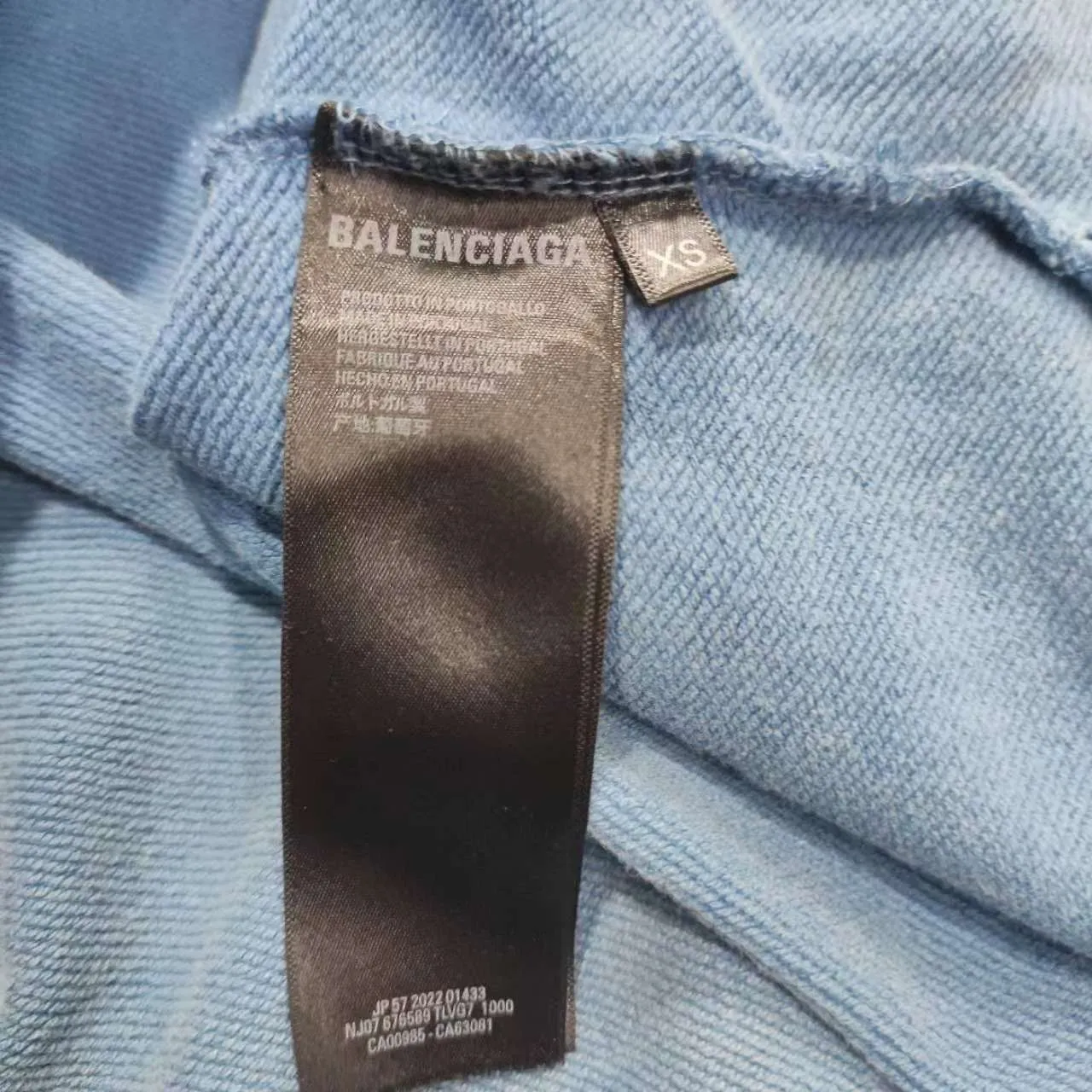 The top proven version of Balenciaga 23SS haze blue masking paper printed letters double-sided logo hooded loose hooded sweatshirt. This hoodie has a very interesting and cute design. The kangaroo pocket on the front of the large body is a reverse-cut design. The double side pockets are hollowed out, which actually deceives your vision when viewed from the front. The real pockets are sewn on the terry bottom on the reverse side. It is time-consuming and labor-intensive, but it is the core theme of the entire hoodie that cannot be ignored. In the same detail, the double side pockets are hemmed and stitched. And processed with holes; 480g heavy-weight pure cotton fabric with fine small terry bottom. After heavy mud dyeing and washing, the fabric still has a thick foundation and is comfortable and soft. The front and back double-sided textured paper transfer LOGO, and the front and back printing colors are different. The loose and large drop shoulder design is unisex. This style is also very suitable for girls to match. It is easy to create a lazy and casual street feel of the United States and France. Many holes are processed by hand grinding wheels on the body. Traces of muddying can be seen on the neckline, shoulder line, and side cuff splicing, but the visual effect transition is natural and soft without any sense of dirt. The old effect of the entire hoodie is excellent. The cuff threads are custom-woven in color; the packaging is washed and customized. The new gray silver letter main logo. The dropped shoulder model does not include shoulder width. The version is Kanye’s American style. Short and wide street casual version. From short sleeves to sweaters, this style is definitely not to be missed. Color: mud-dyed custom-woven navy Size: XS-S-M (Can be worn by both men and women, OS is loose and dropped on the shoulders) P:510