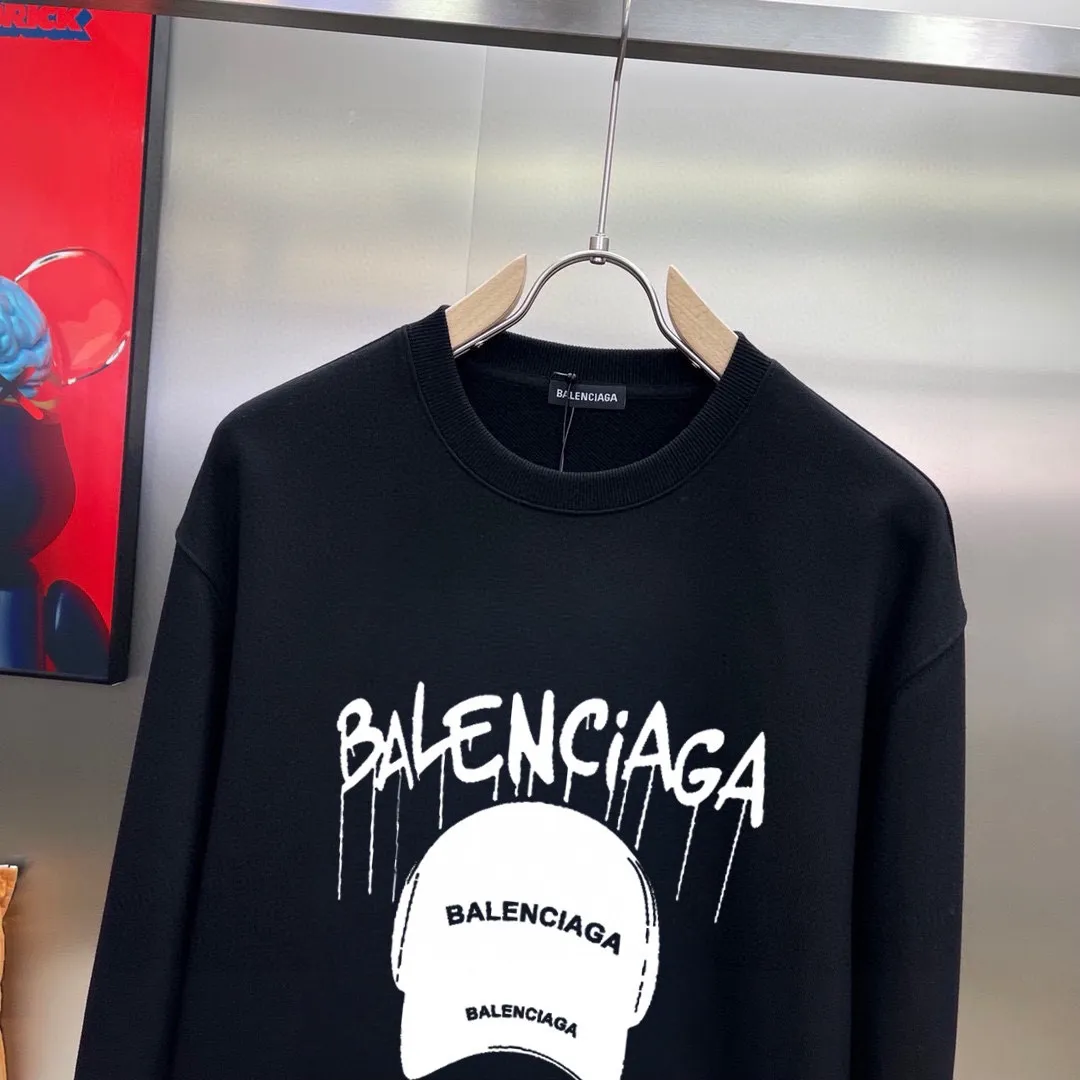 🅿️380 [BALENCIAGA] (Gospel for Fatty) hot-selling suit is coming. Focus on the original version of the official website. 2025 new hot-selling sweatshirt suit. The original order is the best. 🇭🇰The meticulous work of top designers. It has a fitting and perfect upper body effect. 100% natural high-quality Roman cotton, close-fitting comfort, noble and elegant! Original hardware embodies elegance and nobility! Counter size: M-5XL (maximum wear up to 220 pounds)