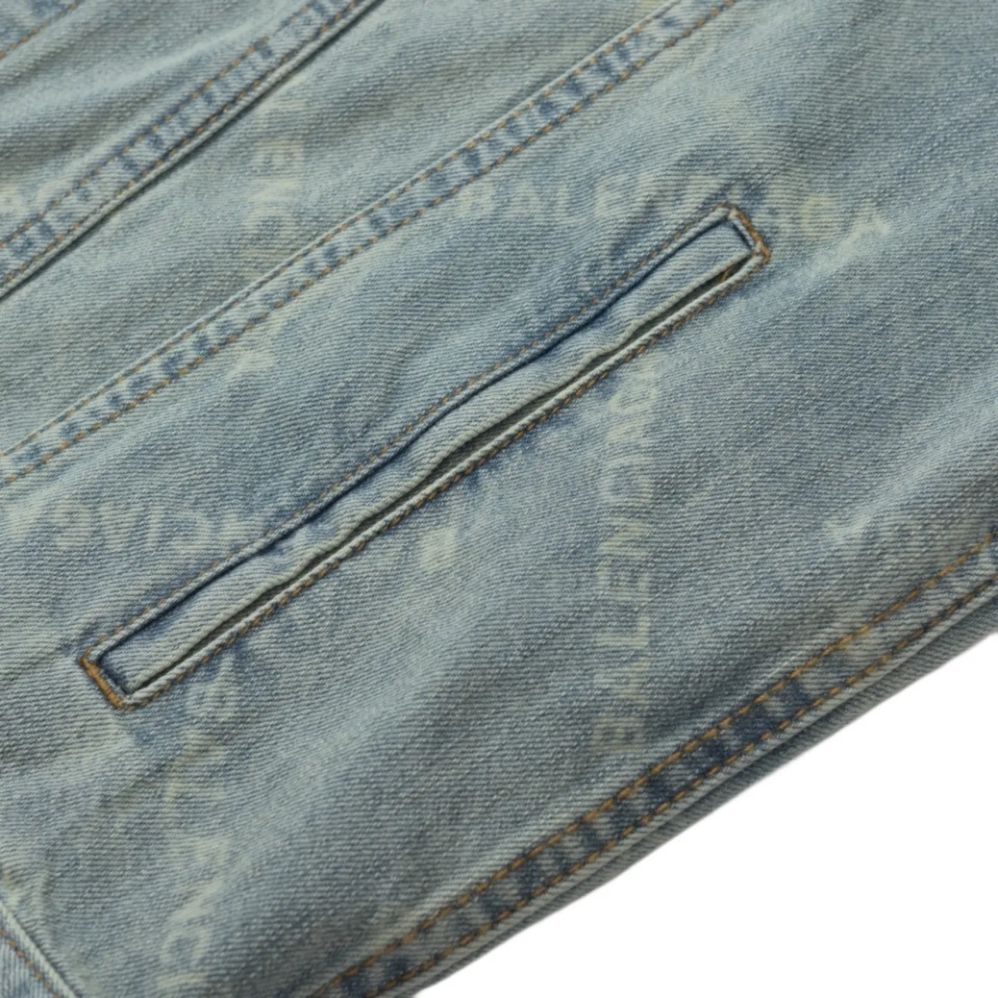 🅿️560 [Exclusive supply] BLCG 24FW full-print barrage denim jacket. The fabric is made of 100% cotton slub denim. The fabric has a thick texture, many and prominent slub yarns, and has a good washing effect. It has good breathability, strong hygroscopicity and comfortable wearing. The laser burning technology uses the high-temperature energy of the laser beam to etch the surface of the denim fabric to form a balenciaga pattern texture. This technology combines the advantages of laser technology and digital processing and can accurately control the processing process. After washing and laser processing, the denim jacket must be subjected to necessary post-processing, general washing, etc. to remove residual dye and fiber dust. Because there are no burn marks on the wiring at the splicing point, semi-finished products need to be burnt, which greatly increases the production cost. Among Balenciaga denim jackets, the loose version is very popular. It has larger shoulder width and bust, as well as a longer length, creating a casual and comfortable wearing experience. The loose fit is not only suitable for daily casual wear, but can also be easily matched with a sense of fashion. Size:1/2/3/4