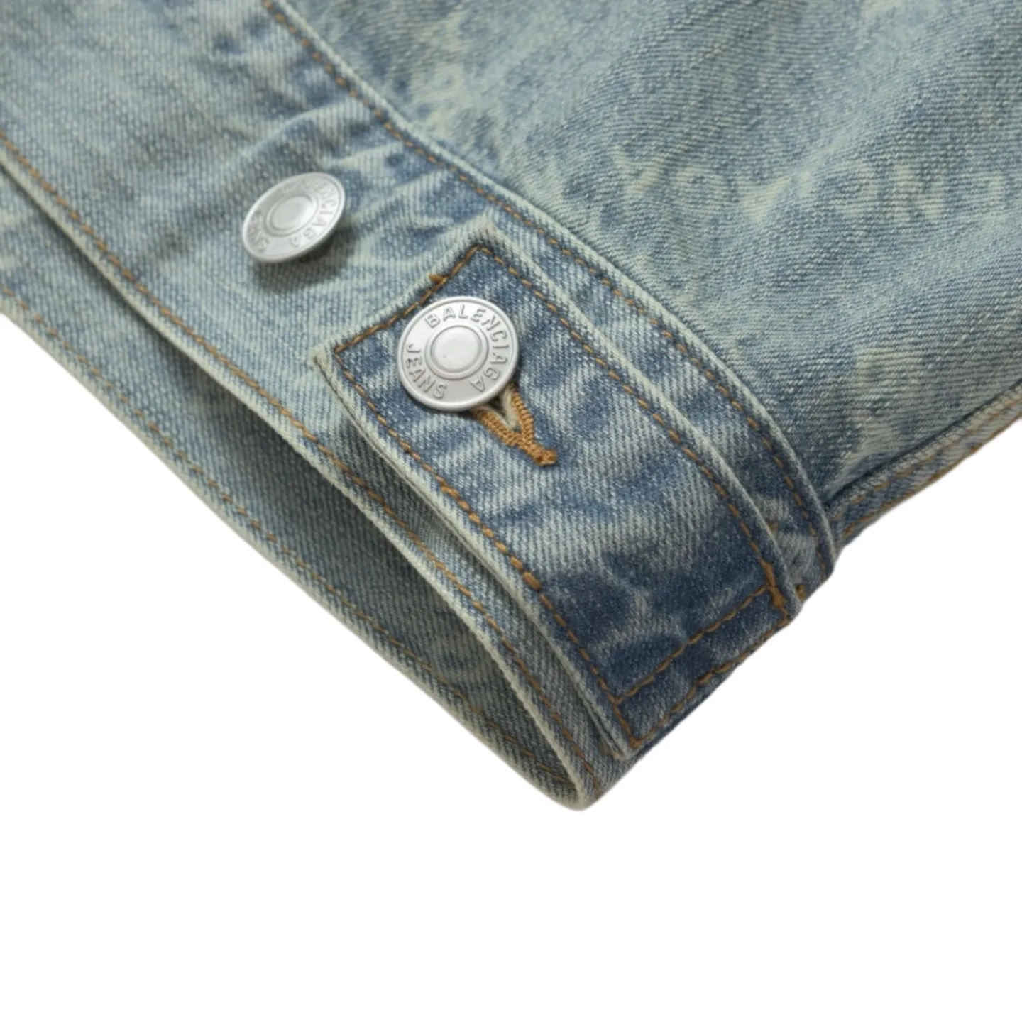 🅿️560 [Exclusive supply] BLCG 24FW full-print barrage denim jacket. The fabric is made of 100% cotton slub denim. The fabric has a thick texture, many and prominent slub yarns, and has a good washing effect. It has good breathability, strong hygroscopicity and comfortable wearing. The laser burning technology uses the high-temperature energy of the laser beam to etch the surface of the denim fabric to form a balenciaga pattern texture. This technology combines the advantages of laser technology and digital processing and can accurately control the processing process. After washing and laser processing, the denim jacket must be subjected to necessary post-processing, general washing, etc. to remove residual dye and fiber dust. Because there are no burn marks on the wiring at the splicing point, semi-finished products need to be burnt, which greatly increases the production cost. Among Balenciaga denim jackets, the loose version is very popular. It has larger shoulder width and bust, as well as a longer length, creating a casual and comfortable wearing experience. The loose fit is not only suitable for daily casual wear, but can also be easily matched with a sense of fashion. Size:1/2/3/4