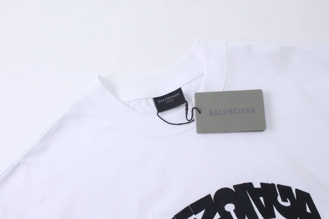 🅿️180 detailed pictures [Top version. Official website quality] BALENCI*GA/Paris BALENCI*GA#2024 latest model, large reverse letter LOGO icon embroidered short-sleeved T-shirt. Brick cabinet synchronization. Genuine products are developed and developed in the first time. Welcome to compare! The fabric is made of Paris ZP custom-woven and dyed 100% cotton double-yarn compact cotton. The weight is 260 grams. The cloth surface is clean. The cloth pattern is clear. It is soft and comfortable. It has good color fastness and is not easy to change color. The threads are woven and dyed with no color difference. The embroidery is done using an imported Tajima embroidery machine, with a three-dimensional effect and clear lines. There are no burrs and miscellaneous threads, and the embroidery is of ultra-high craftsmanship. The version adopts OS loose shoulder design. Same style for men and women. Code: BL223215 Color: Black. White Size: XS to L
