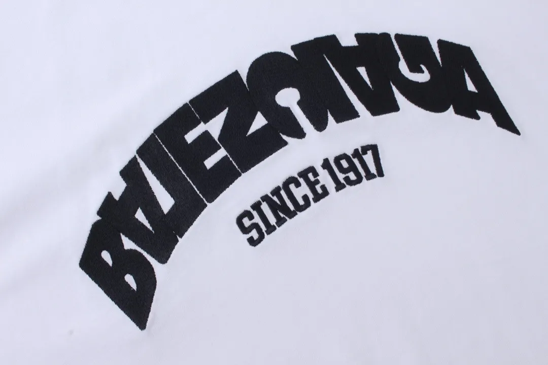 🅿️180 detailed pictures [Top version. Official website quality] BALENCI*GA/Paris BALENCI*GA#2024 latest model, large reverse letter LOGO icon embroidered short-sleeved T-shirt. Brick cabinet synchronization. Genuine products are developed and developed in the first time. Welcome to compare! The fabric is made of Paris ZP custom-woven and dyed 100% cotton double-yarn compact cotton. The weight is 260 grams. The cloth surface is clean. The cloth pattern is clear. It is soft and comfortable. It has good color fastness and is not easy to change color. The threads are woven and dyed with no color difference. The embroidery is done using an imported Tajima embroidery machine, with a three-dimensional effect and clear lines. There are no burrs and miscellaneous threads, and the embroidery is of ultra-high craftsmanship. The version adopts OS loose shoulder design. Same style for men and women. Code: BL223215 Color: Black. White Size: XS to L