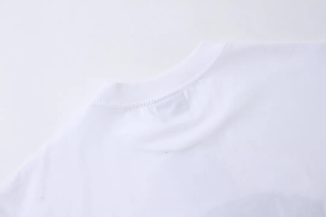 🅿️180 detailed pictures [Top version. Official website quality] BALENCI*GA/Paris BALENCI*GA#2024 latest model, large reverse letter LOGO icon embroidered short-sleeved T-shirt. Brick cabinet synchronization. Genuine products are developed and developed in the first time. Welcome to compare! The fabric is made of Paris ZP custom-woven and dyed 100% cotton double-yarn compact cotton. The weight is 260 grams. The cloth surface is clean. The cloth pattern is clear. It is soft and comfortable. It has good color fastness and is not easy to change color. The threads are woven and dyed with no color difference. The embroidery is done using an imported Tajima embroidery machine, with a three-dimensional effect and clear lines. There are no burrs and miscellaneous threads, and the embroidery is of ultra-high craftsmanship. The version adopts OS loose shoulder design. Same style for men and women. Code: BL223215 Color: Black. White Size: XS to L