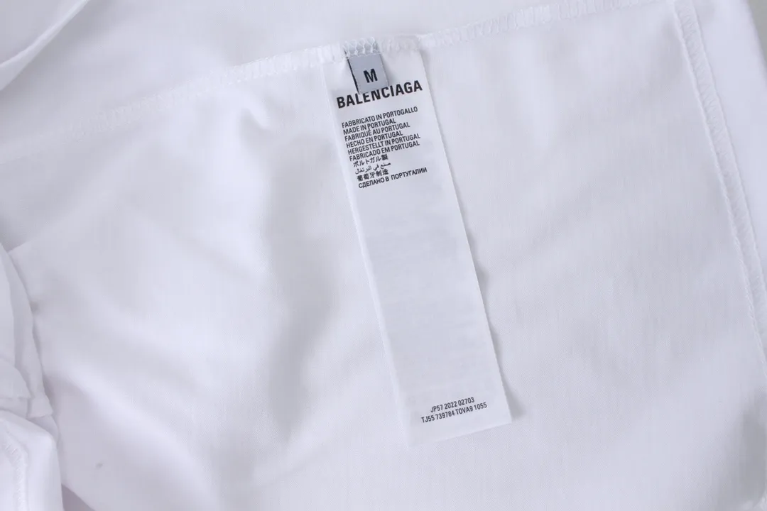 🅿️180 detailed pictures [Top version. Official website quality] BALENCI*GA/Paris BALENCI*GA#2024 latest model, large reverse letter LOGO icon embroidered short-sleeved T-shirt. Brick cabinet synchronization. Genuine products are developed and developed in the first time. Welcome to compare! The fabric is made of Paris ZP custom-woven and dyed 100% cotton double-yarn compact cotton. The weight is 260 grams. The cloth surface is clean. The cloth pattern is clear. It is soft and comfortable. It has good color fastness and is not easy to change color. The threads are woven and dyed with no color difference. The embroidery is done using an imported Tajima embroidery machine, with a three-dimensional effect and clear lines. There are no burrs and miscellaneous threads, and the embroidery is of ultra-high craftsmanship. The version adopts OS loose shoulder design. Same style for men and women. Code: BL223215 Color: Black. White Size: XS to L