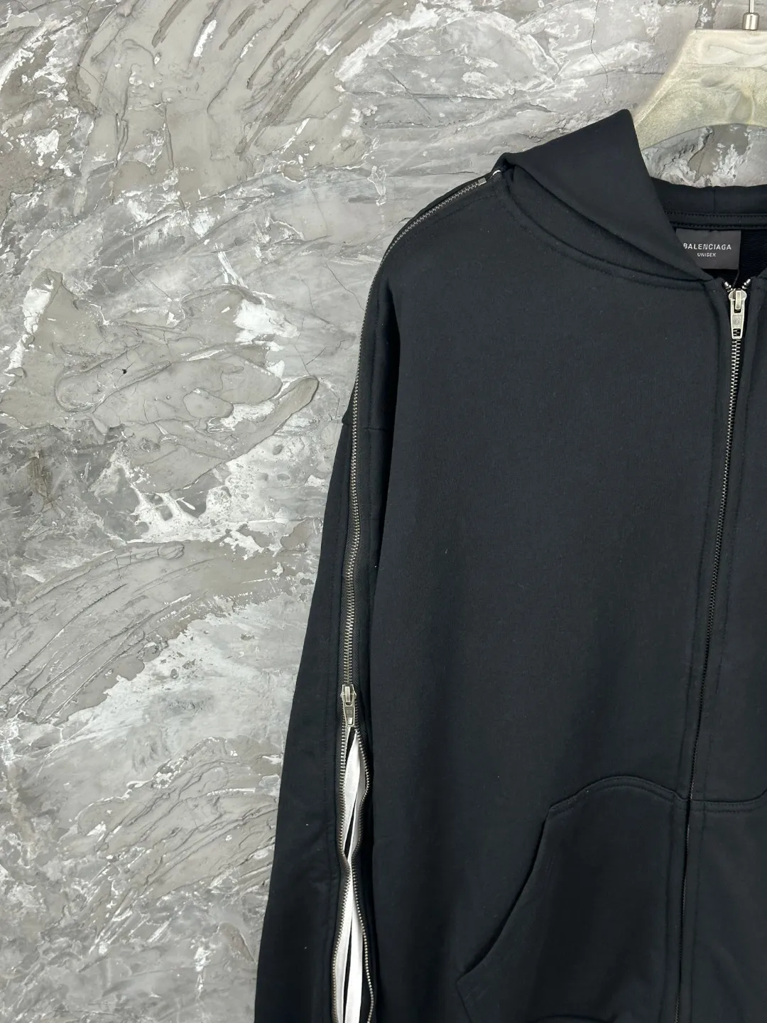 🅿️490 BALENCI*GA Paris shoulder embroidery splicing zipper style hooded zipper sweatshirt. The front embroidery is embroidered with an imported Tajima embroidery machine. The shoulder sleeves are spliced zipper technology. Overweight craftsmanship. Customized matching hardware. Clear letters. Three-dimensional effect. Exclusively pattern-woven and dyed 460g fabric. Threads are dyed in the same cylinder with zero color difference. Brick cabinet synchronization. Welcome to compare. Same style for men and women -Color: black -SIZE: Xs S M L style number 8992#