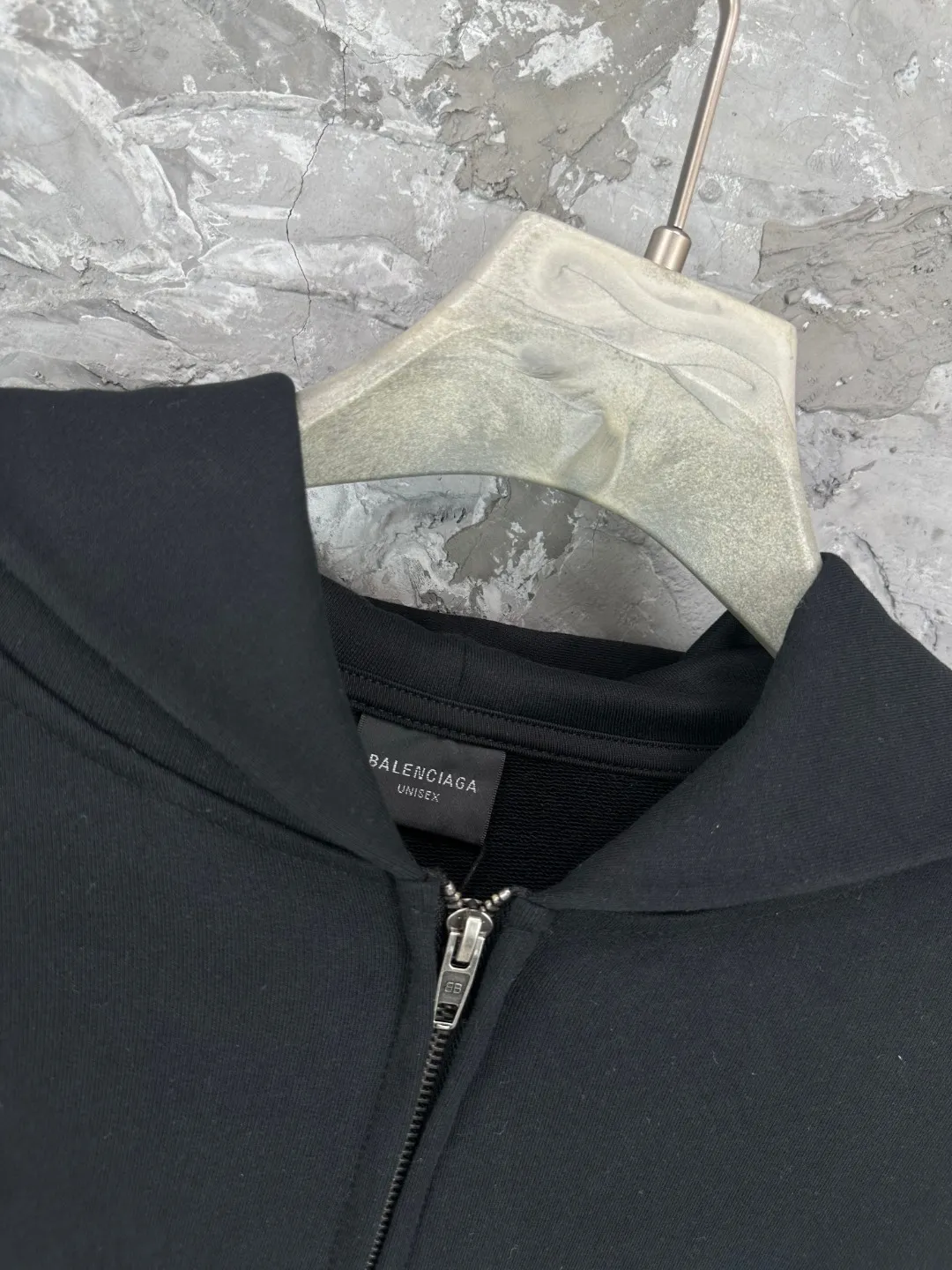 🅿️490 BALENCI*GA Paris shoulder embroidery splicing zipper style hooded zipper sweatshirt. The front embroidery is embroidered with an imported Tajima embroidery machine. The shoulder sleeves are spliced zipper technology. Overweight craftsmanship. Customized matching hardware. Clear letters. Three-dimensional effect. Exclusively pattern-woven and dyed 460g fabric. Threads are dyed in the same cylinder with zero color difference. Brick cabinet synchronization. Welcome to compare. Same style for men and women -Color: black -SIZE: Xs S M L style number 8992#
