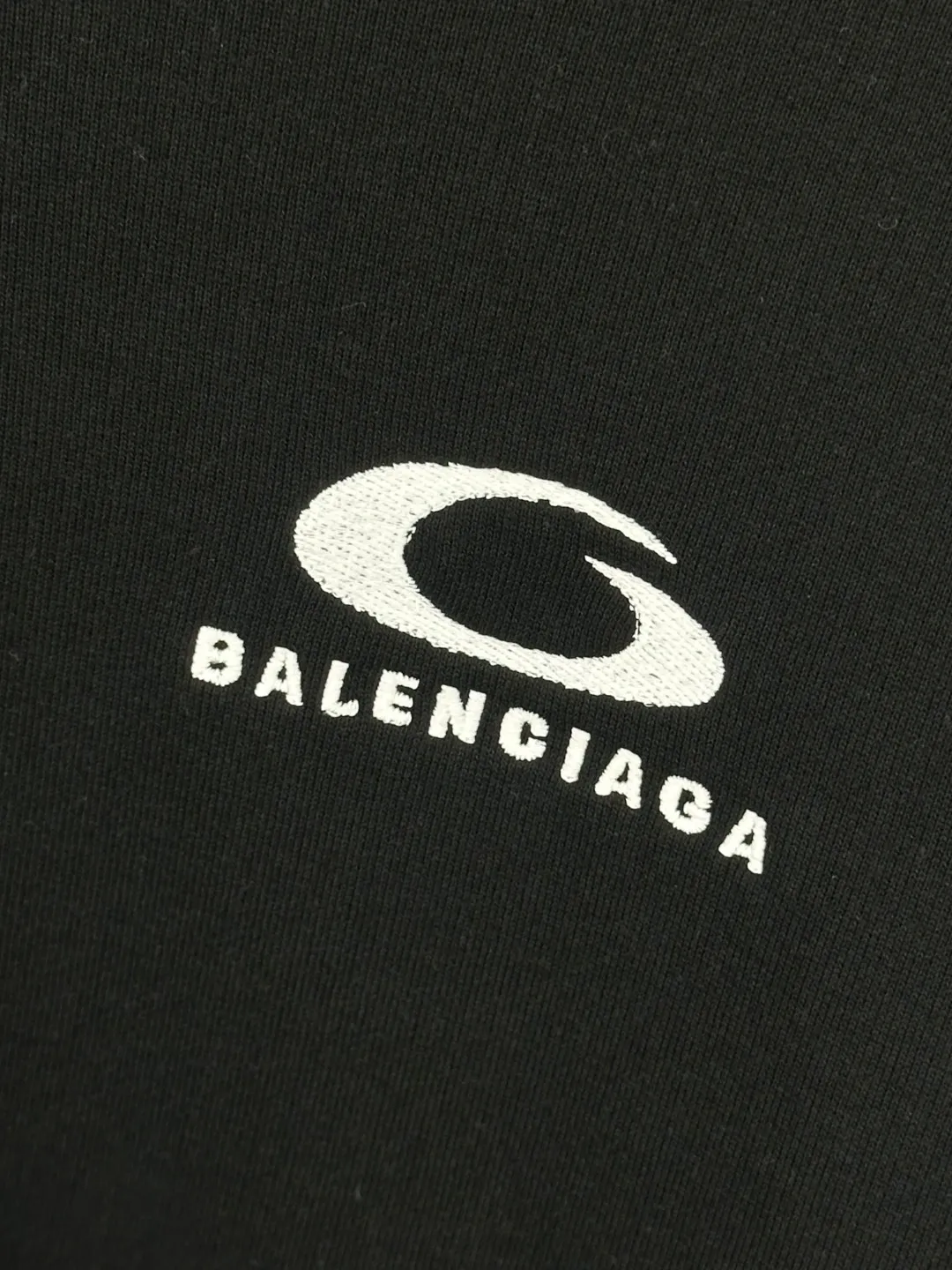 🅿️490 BALENCI*GA Paris shoulder embroidery splicing zipper style hooded zipper sweatshirt. The front embroidery is embroidered with an imported Tajima embroidery machine. The shoulder sleeves are spliced zipper technology. Overweight craftsmanship. Customized matching hardware. Clear letters. Three-dimensional effect. Exclusively pattern-woven and dyed 460g fabric. Threads are dyed in the same cylinder with zero color difference. Brick cabinet synchronization. Welcome to compare. Same style for men and women -Color: black -SIZE: Xs S M L style number 8992#