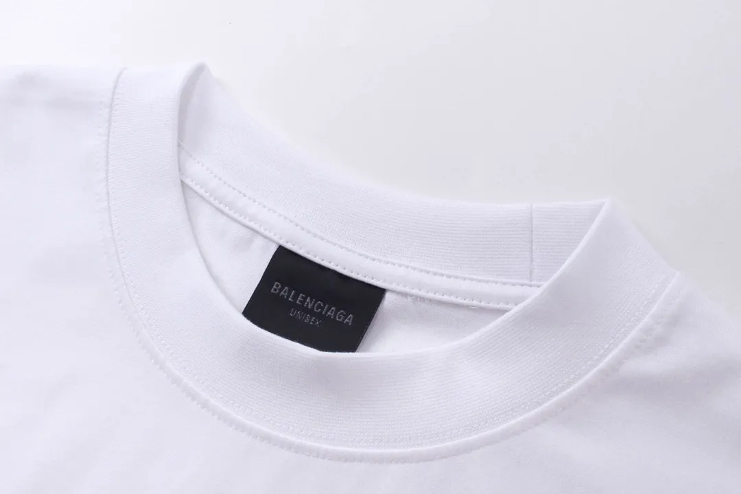 🅿️170 Detailed Pictures [Top version. Official website quality] BALENCI*GA/Paris. 2024 new style. New LOGO printed short-sleeved T-shirt, synchronized with brick cabinet. Genuine product developed at the first time, happy to print and compare! The fabric is made of Paris ZP custom-woven and dyed cotton double yarn. Weighing 260 grams, the cloth surface is clean. The cloth pattern is clear, soft and comfortable. The threads are dyed with no color difference. The classic LOGO is printed using environmentally friendly imported materials, with clear letters and a three-dimensional effect. Restore the brick cabinet. Welcome to compare, the version adopts the OS loose shoulder version. Same style for men and women Coding: BL233316 Color: gray blue, white Size: XS to L