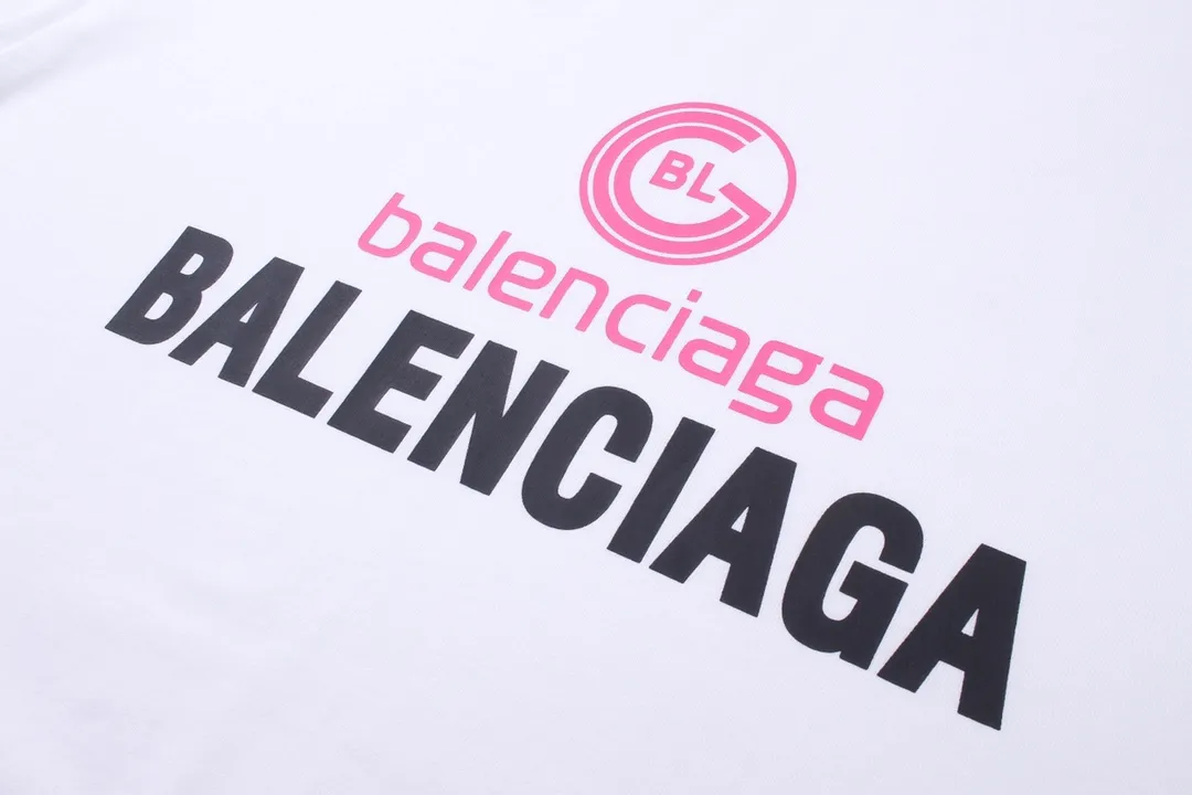 🅿️170 Detailed Pictures [Top version. Official website quality] BALENCI*GA/Paris. 2024 new style. New LOGO printed short-sleeved T-shirt, synchronized with brick cabinet. Genuine product developed at the first time, happy to print and compare! The fabric is made of Paris ZP custom-woven and dyed cotton double yarn. Weighing 260 grams, the cloth surface is clean. The cloth pattern is clear, soft and comfortable. The threads are dyed with no color difference. The classic LOGO is printed using environmentally friendly imported materials, with clear letters and a three-dimensional effect. Restore the brick cabinet. Welcome to compare, the version adopts the OS loose shoulder version. Same style for men and women Coding: BL233316 Color: gray blue, white Size: XS to L