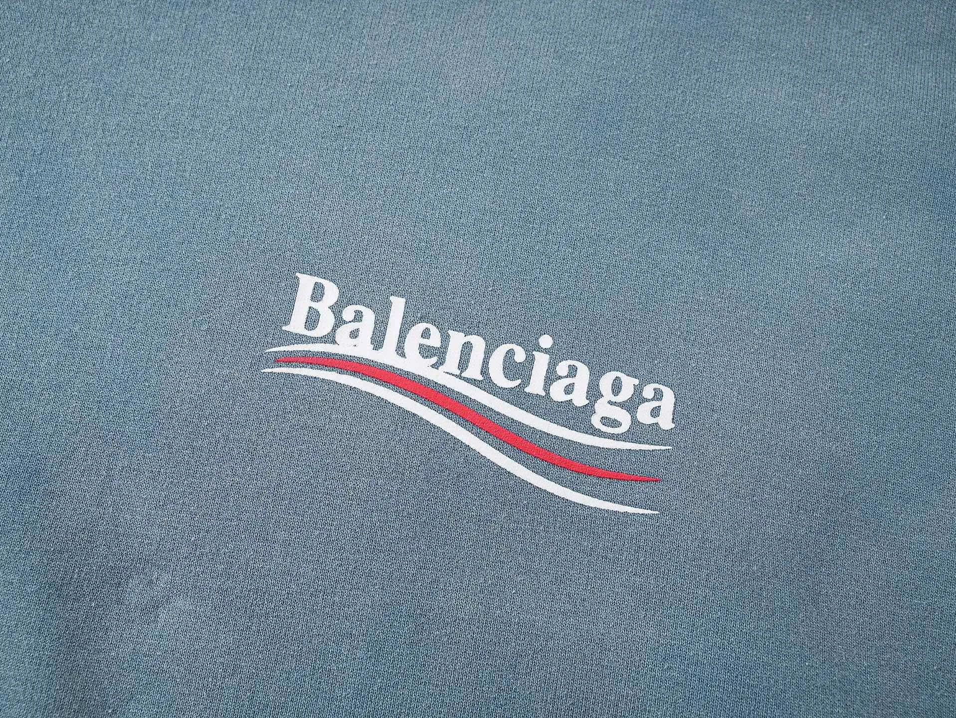 🅿️350 Actual pictures [Top version. Official website quality] BALENCI*GA/Paris #Classic model, 2025 spring and summer new style. Coke printed ripped, washed and distressed hooded sweatshirt. The washing water is sprayed with maliu to give a gradient fried color effect. The fabric is made of Paris ZP custom-woven and dyed cotton sweatshirt. The weight is 460 grams. The cloth surface is clean. The cloth pattern is clear, soft and comfortable. The threads are dyed with no color difference. The classic pattern printing uses environmentally friendly imported glue and precision stencil. The letters are clear. No burrs. The three-dimensional effect is strong. The garments are washed and worn. All colors are synchronized with the brick cabinets, custom woven and dyed, and will not fade. Different market currencies. The version adopts OS loose shoulder style. Same style for men and women. Code: BL259911 Color: washed blue, washed purple Size: XS S M L