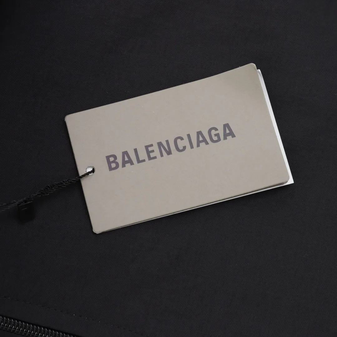 🅿️620 Balenciaga x Under Armor Balenciaga BLCG × UA 25SS cross-border co-branded haze blue reversible jacket Light luxury essential item for daily commuting for men and women Correct version Free comparison Detailed features · Customized matte Taslan jacket fabric · The entire fabric is pre-treated with a waterproof coating · OS ultra-loose silhouette design · The reverse side is made of custom-dyed 360g double-yarn pure cotton terry fabric · Custom-dyed cotton matte tatami embroidery thread · Imported Tajima high-speed embroidery machine high-density machine embroidery, three-dimensional and full · Side zipper pockets hooded design · The reverse side of the sweatshirt is designed with a sweatshirt rat bag · The cuffs are designed with elastic elasticity · The hem is designed with elastic spring buckles to tighten the waist · Open mold customization hardware zipper spring buckle Customized logo hood cord · Zippered pockets on the side of trousers · Three-grade polyester bird’s eye mesh lining · Original main mark washed tag packaging Color: Black Size: 46-52