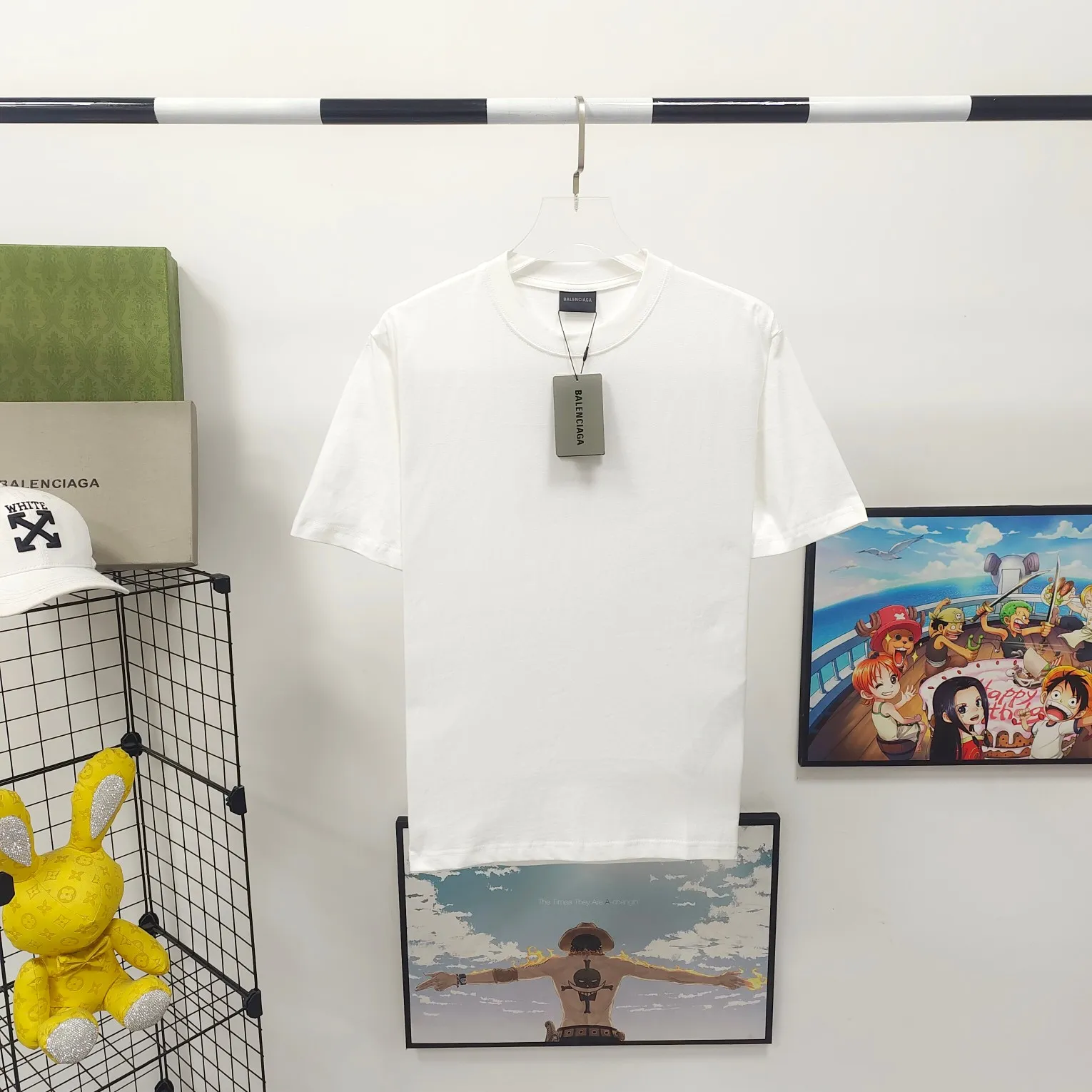 [New arrival] The top tested version of Balenciaga's eco-friendly logo arrow three-color loose breathable cotton short-sleeved T-shirt BLCG is one of the most influential brands in the fashion industry. Founded in 1919 by Cristóbal Balenciaga and settled in Paris in 1936, he led many important fashion movements between 1930 and 1968. The representative ready-to-wear series reflects the identity of the brand - Fabric: Made of 32-count double yarn, 260-gram weight fabric, imported knitted needle carded cotton, with moderate thickness, drape and contour - The front printing screen plate is hand-printed, and the 3D full-color scanned pattern is made into film to ensure the highest degree of printing pattern restoration. The upper and lower LOGO printing has a strong touch texture. The printing material uses environmentally friendly active water slurry and anti-sublimation liquid as the base. The garment is resistant to washing and does not desizing. Color: black and white size: XS-L P:240