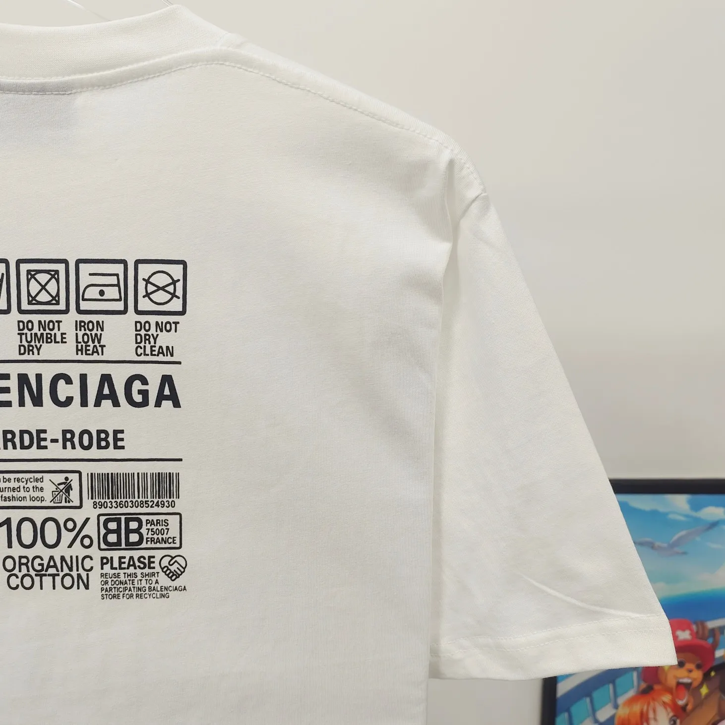 [New arrival] The top tested version of Balenciaga's eco-friendly logo arrow three-color loose breathable cotton short-sleeved T-shirt BLCG is one of the most influential brands in the fashion industry. Founded in 1919 by Cristóbal Balenciaga and settled in Paris in 1936, he led many important fashion movements between 1930 and 1968. The representative ready-to-wear series reflects the identity of the brand - Fabric: Made of 32-count double yarn, 260-gram weight fabric, imported knitted needle carded cotton, with moderate thickness, drape and contour - The front printing screen plate is hand-printed, and the 3D full-color scanned pattern is made into film to ensure the highest degree of printing pattern restoration. The upper and lower LOGO printing has a strong touch texture. The printing material uses environmentally friendly active water slurry and anti-sublimation liquid as the base. The garment is resistant to washing and does not desizing. Color: black and white size: XS-L P:240