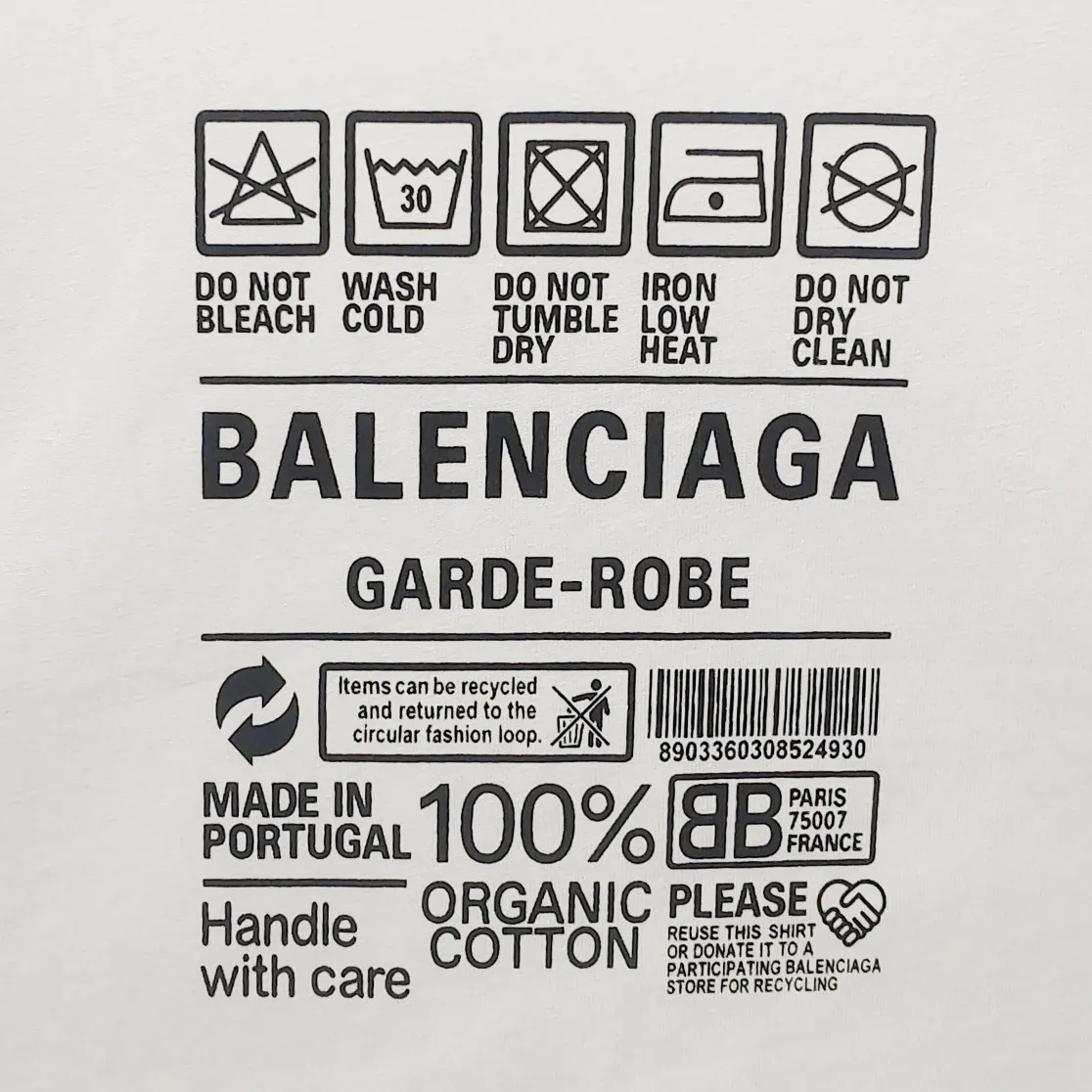 [New arrival] The top tested version of Balenciaga's eco-friendly logo arrow three-color loose breathable cotton short-sleeved T-shirt BLCG is one of the most influential brands in the fashion industry. Founded in 1919 by Cristóbal Balenciaga and settled in Paris in 1936, he led many important fashion movements between 1930 and 1968. The representative ready-to-wear series reflects the identity of the brand - Fabric: Made of 32-count double yarn, 260-gram weight fabric, imported knitted needle carded cotton, with moderate thickness, drape and contour - The front printing screen plate is hand-printed, and the 3D full-color scanned pattern is made into film to ensure the highest degree of printing pattern restoration. The upper and lower LOGO printing has a strong touch texture. The printing material uses environmentally friendly active water slurry and anti-sublimation liquid as the base. The garment is resistant to washing and does not desizing. Color: black and white size: XS-L P:240