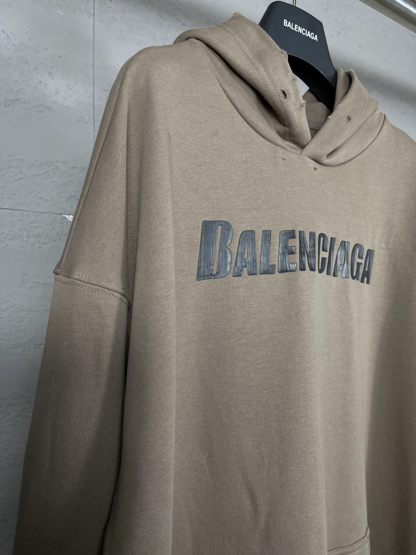 🅿️300 real photos [Top version. Official website quality] BALENCI*GA/Paris. 2023 new style. Classic letter LOGO printed distressed hooded sweatshirt. Brick cabinet synchronization. The fabric is made of Paris ZP custom-woven and dyed cotton double yarn terry sweatshirt material. The weight is 460 grams, the cloth surface is clean. The cloth pattern is clear, soft and comfortable. The threads are dyed with no color difference. The classic pattern is printed with environmentally friendly imported materials and precision printing screens, with clear letters and three-dimensional effect. Restored brick cabinet. The garments are hand-worn and distressed by many people. They are very different from the market currency. You are welcome to compare. The version adopts the OS loose shoulder version. The same style for men and women. Coding: BL238008 Color: black, coffee, white, fruit green Size: XS S M L