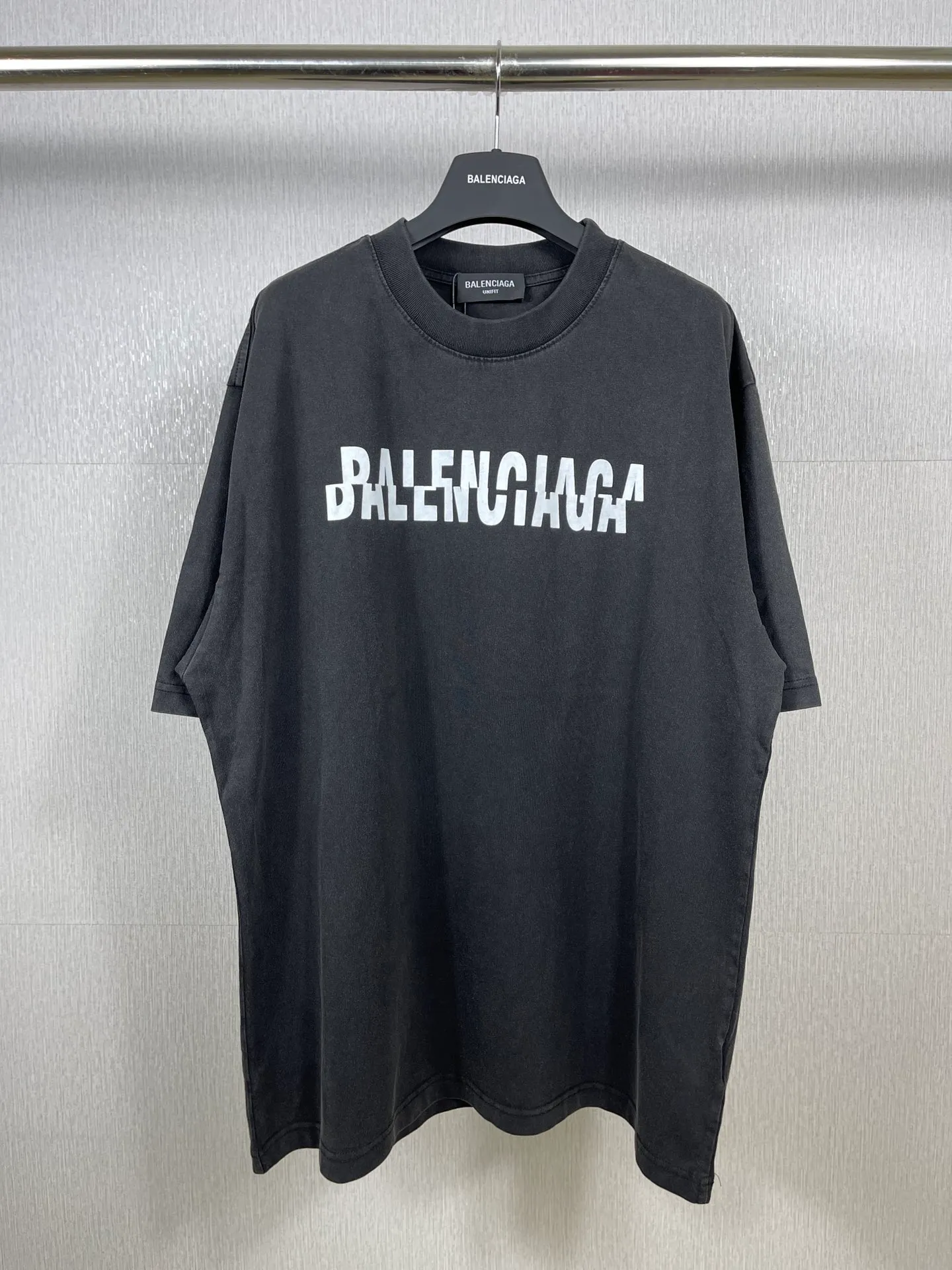 🅿️174 Actual pictures [Top version. Official website quality] BALENCI*GA/Paris BALENCI*GA# staggered letter LOGO printed washed short-sleeved T-shirt. Brick cabinet synchronization. The fabric is made of Paris ZP custom-woven and dyed 100% cotton double yarn compact cotton. The weight is 260 grams. The cloth surface is clean. The cloth pattern is clear. Soft and comfortable. The color fastness is good. It is not easy to change color. The threads are woven and dyed with no color difference. The printing uses imported environmentally friendly glue, which has a three-dimensional effect and no burrs. The ready-made clothes are washed and worn, and the brick cabinets are restored. The version adopts the OS loose shoulder style. Same style for men and women. Code: BL223095 Color: washed black. White Size: XS to L