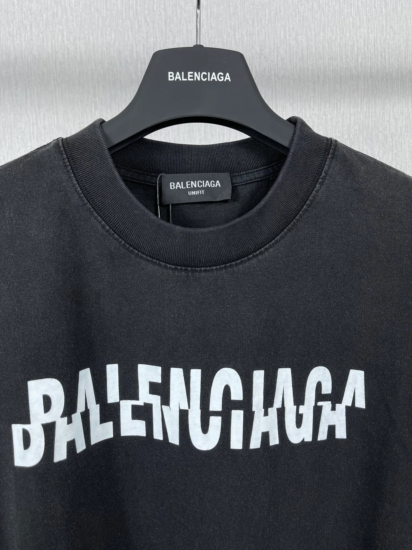 🅿️174 Actual pictures [Top version. Official website quality] BALENCI*GA/Paris BALENCI*GA# staggered letter LOGO printed washed short-sleeved T-shirt. Brick cabinet synchronization. The fabric is made of Paris ZP custom-woven and dyed 100% cotton double yarn compact cotton. The weight is 260 grams. The cloth surface is clean. The cloth pattern is clear. Soft and comfortable. The color fastness is good. It is not easy to change color. The threads are woven and dyed with no color difference. The printing uses imported environmentally friendly glue, which has a three-dimensional effect and no burrs. The ready-made clothes are washed and worn, and the brick cabinets are restored. The version adopts the OS loose shoulder style. Same style for men and women. Code: BL223095 Color: washed black. White Size: XS to L