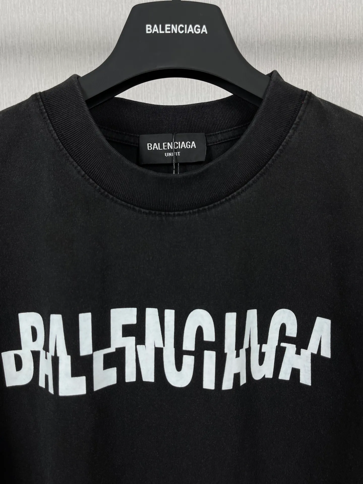 🅿️174 Actual pictures [Top version. Official website quality] BALENCI*GA/Paris BALENCI*GA# staggered letter LOGO printed washed short-sleeved T-shirt. Brick cabinet synchronization. The fabric is made of Paris ZP custom-woven and dyed 100% cotton double yarn compact cotton. The weight is 260 grams. The cloth surface is clean. The cloth pattern is clear. Soft and comfortable. The color fastness is good. It is not easy to change color. The threads are woven and dyed with no color difference. The printing uses imported environmentally friendly glue, which has a three-dimensional effect and no burrs. The ready-made clothes are washed and worn, and the brick cabinets are restored. The version adopts the OS loose shoulder style. Same style for men and women. Code: BL223095 Color: washed black. White Size: XS to L