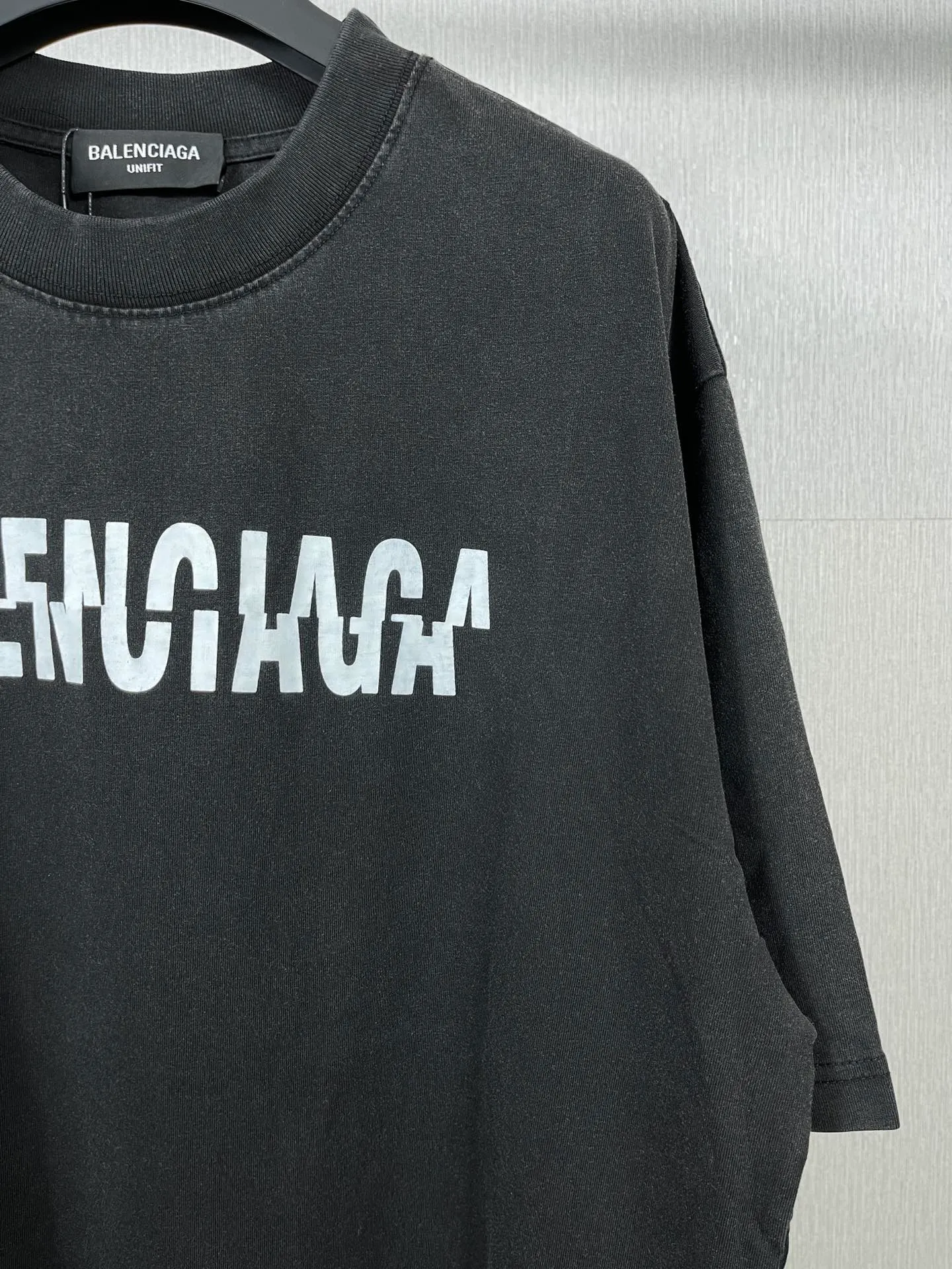 🅿️174 Actual pictures [Top version. Official website quality] BALENCI*GA/Paris BALENCI*GA# staggered letter LOGO printed washed short-sleeved T-shirt. Brick cabinet synchronization. The fabric is made of Paris ZP custom-woven and dyed 100% cotton double yarn compact cotton. The weight is 260 grams. The cloth surface is clean. The cloth pattern is clear. Soft and comfortable. The color fastness is good. It is not easy to change color. The threads are woven and dyed with no color difference. The printing uses imported environmentally friendly glue, which has a three-dimensional effect and no burrs. The ready-made clothes are washed and worn, and the brick cabinets are restored. The version adopts the OS loose shoulder style. Same style for men and women. Code: BL223095 Color: washed black. White Size: XS to L