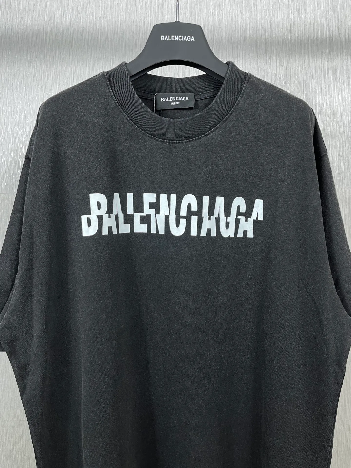 🅿️174 Actual pictures [Top version. Official website quality] BALENCI*GA/Paris BALENCI*GA# staggered letter LOGO printed washed short-sleeved T-shirt. Brick cabinet synchronization. The fabric is made of Paris ZP custom-woven and dyed 100% cotton double yarn compact cotton. The weight is 260 grams. The cloth surface is clean. The cloth pattern is clear. Soft and comfortable. The color fastness is good. It is not easy to change color. The threads are woven and dyed with no color difference. The printing uses imported environmentally friendly glue, which has a three-dimensional effect and no burrs. The ready-made clothes are washed and worn, and the brick cabinets are restored. The version adopts the OS loose shoulder style. Same style for men and women. Code: BL223095 Color: washed black. White Size: XS to L