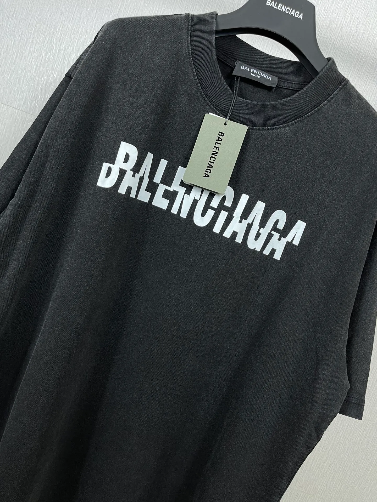 🅿️174 Actual pictures [Top version. Official website quality] BALENCI*GA/Paris BALENCI*GA# staggered letter LOGO printed washed short-sleeved T-shirt. Brick cabinet synchronization. The fabric is made of Paris ZP custom-woven and dyed 100% cotton double yarn compact cotton. The weight is 260 grams. The cloth surface is clean. The cloth pattern is clear. Soft and comfortable. The color fastness is good. It is not easy to change color. The threads are woven and dyed with no color difference. The printing uses imported environmentally friendly glue, which has a three-dimensional effect and no burrs. The ready-made clothes are washed and worn, and the brick cabinets are restored. The version adopts the OS loose shoulder style. Same style for men and women. Code: BL223095 Color: washed black. White Size: XS to L
