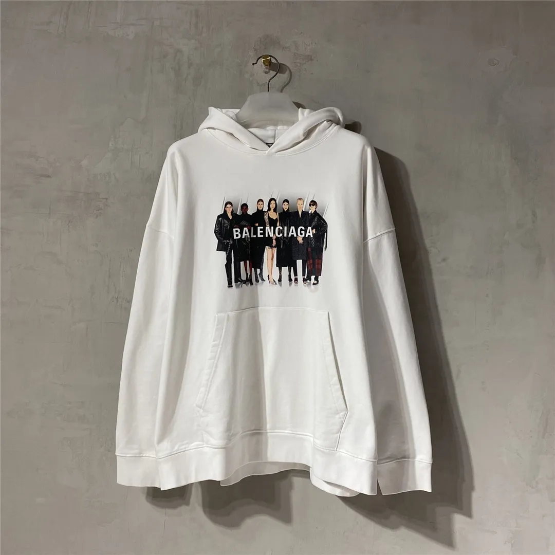The certified version of BALENCIAGA Balenciaga portrait band B family hooded sweatshirt 1:1 restored replica version is a popular hot item in ins Xiaohongshu and a popular recommendation from Internet celebrity bloggers. The fabric is made of 480 grams of large terry cotton fabric, and has been pre-shrunk to a weight of about 520 grams. The original purchase is made and patterned, and the positioning and cutting process is used! Pure version! The imported Israeli Kornit digital direct-injection printing technology makes the reflection of characters three-dimensional and real. This is also the first place to look for identification. I make every piece of clothing with conscience and strive for excellence in every aspect. Just to sell a piece of clothing and retain a customer. Although our products are a little more expensive than others, the expensive money is kept in the clothes and is definitely not imported into my pocket.  Customized washable labels, bag labels, and collar labels. Can reach professional level.  Restore the 1:1 replica craftsmanship! B's new early autumn series, a very high-end series of single items for men and women!  Size: XS-L Color: White P:450